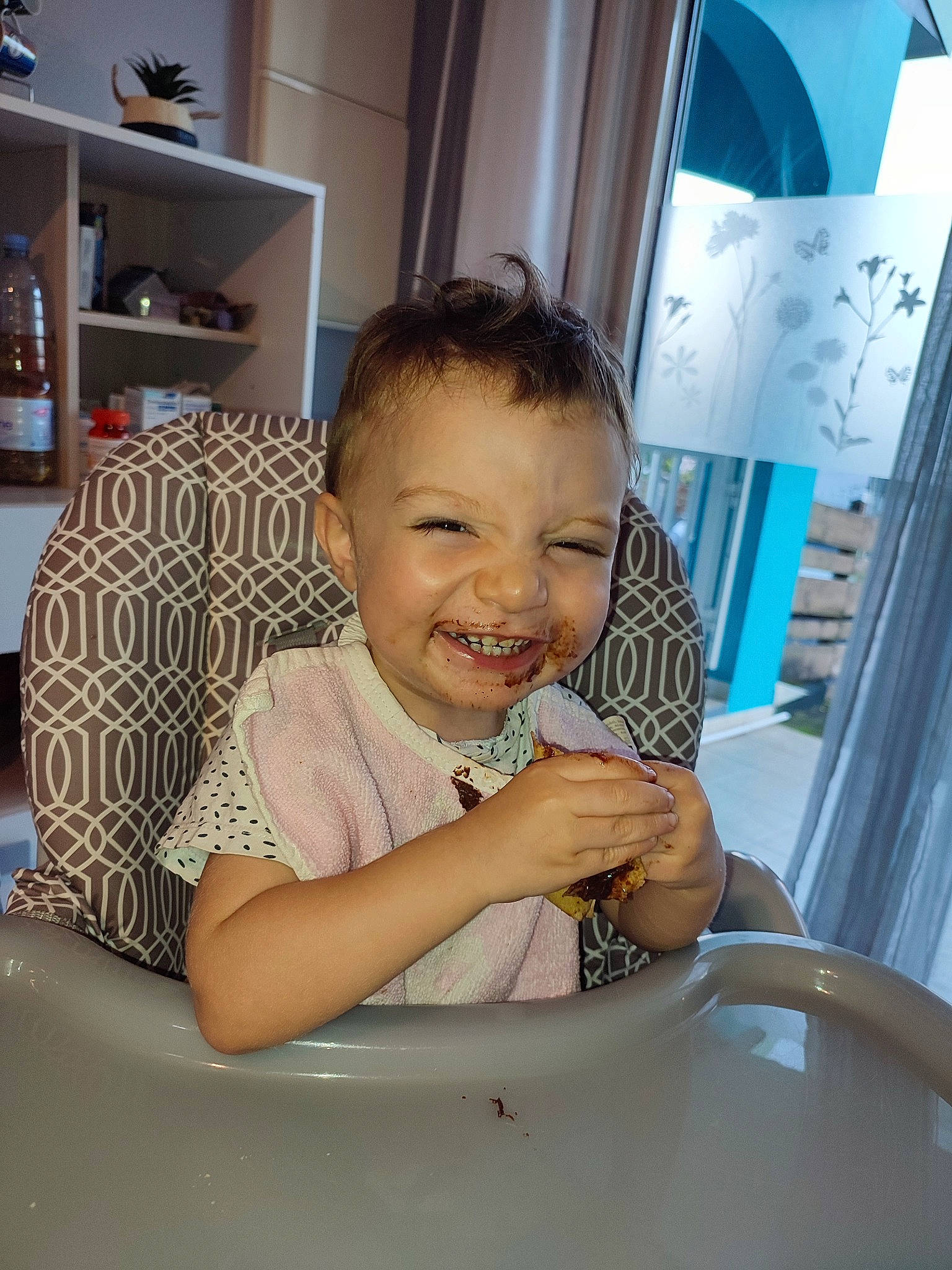 Maxance participe au concours pour gagner de l'argent avec cette photo : baby, chair, child, desk, finger, fun, hairstyle, happy, home_appliance, iris, joy, kitchen_appliance, person, plate, room, shelf, sitting, smile, t_shirt, table