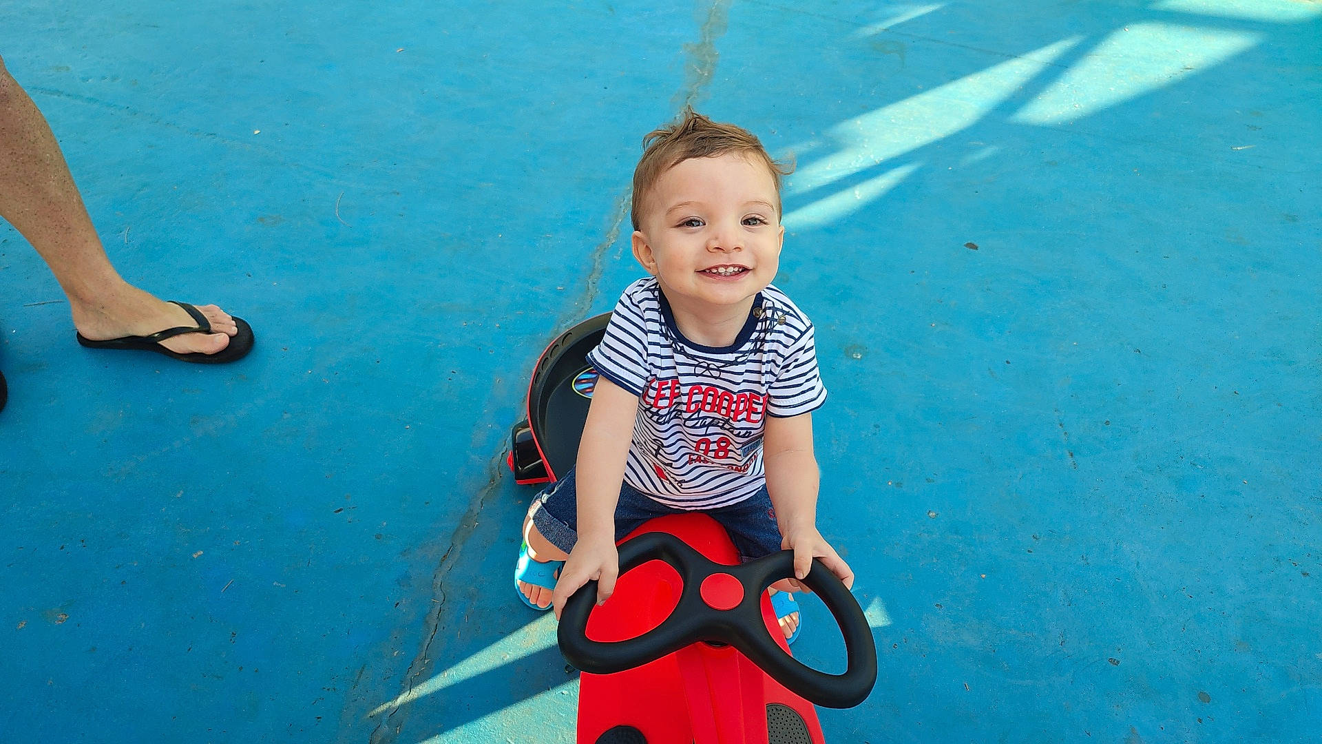 Maxance participe au concours pour gagner de l'argent avec cette photo : aqua, asphalt, azure, baby_toddler_clothing, beauty, blue, child, cool, electric_blue, eye, face, fun, happy, joy, leisure, person, pink, road_surface, smile, standing