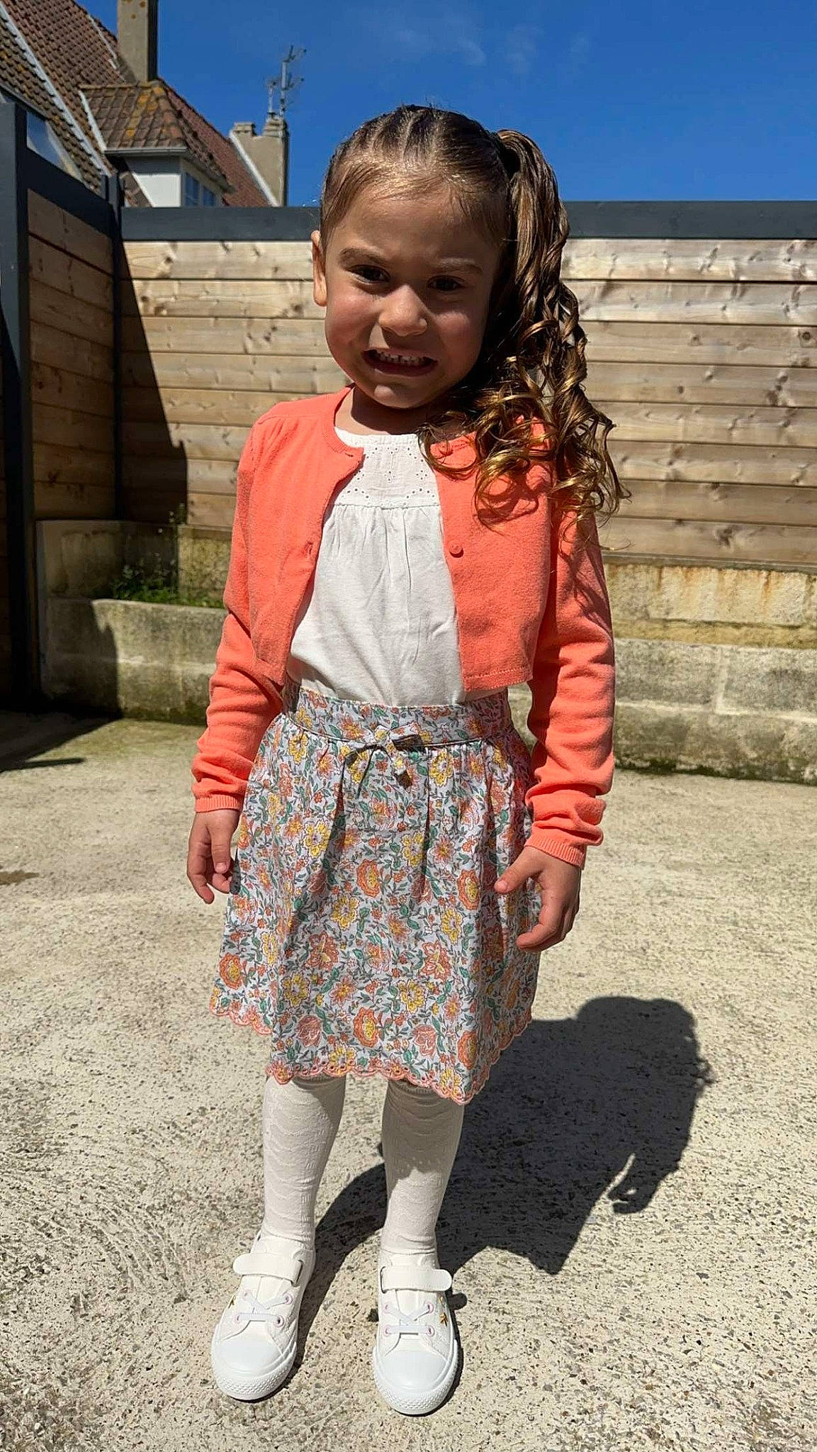 Nawel participe au concours pour gagner de l'argent avec cette photo : baby_toddler_clothing, child, face, grass, hair, hairstyle, happy, head, jewellery, joy, knee, neck, person, pink, plaid, sleeve, sock, tartan, textile, thigh