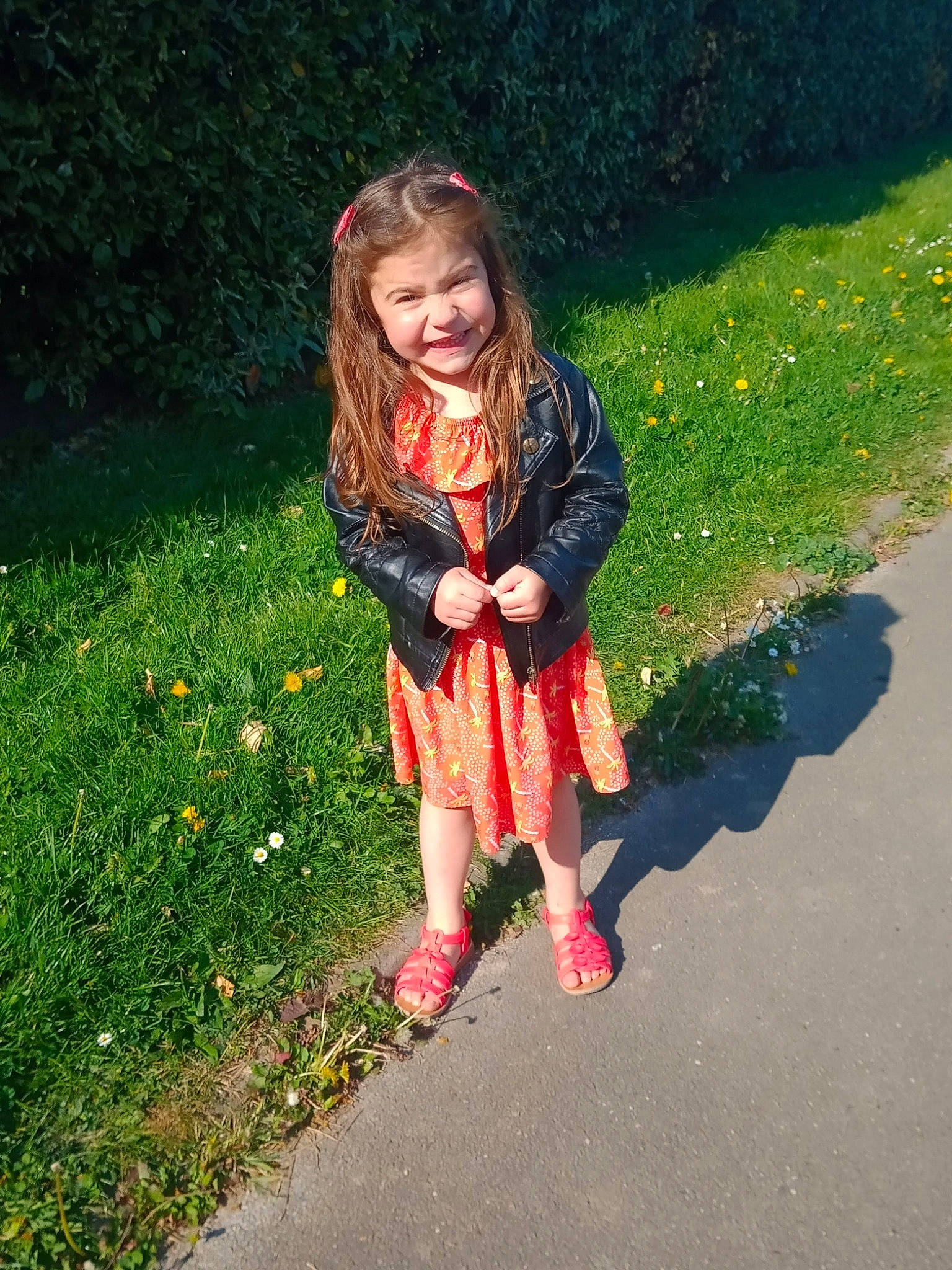 Nawel participe au concours pour gagner de l'argent avec cette photo : asphalt, dress, fun, grass, grass_family, happy, human_body, human_leg, joy, lawn, leisure, pattern, people_in_nature, person, petal, plant, road_surface, sidewalk, smile, snapshot