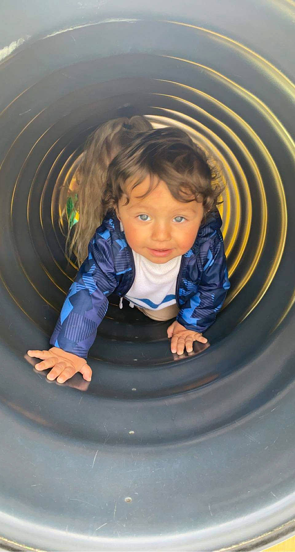 Amine a rejoint le concours — aidez-le/la à gagner de superbes lots ! arm, automotive_tire, child, circle, electric_blue, eye, flash_photography, fun, hand, happy, human_body, iris, leisure, nature, people_in_nature, person, playground, recreation, standing, symmetry