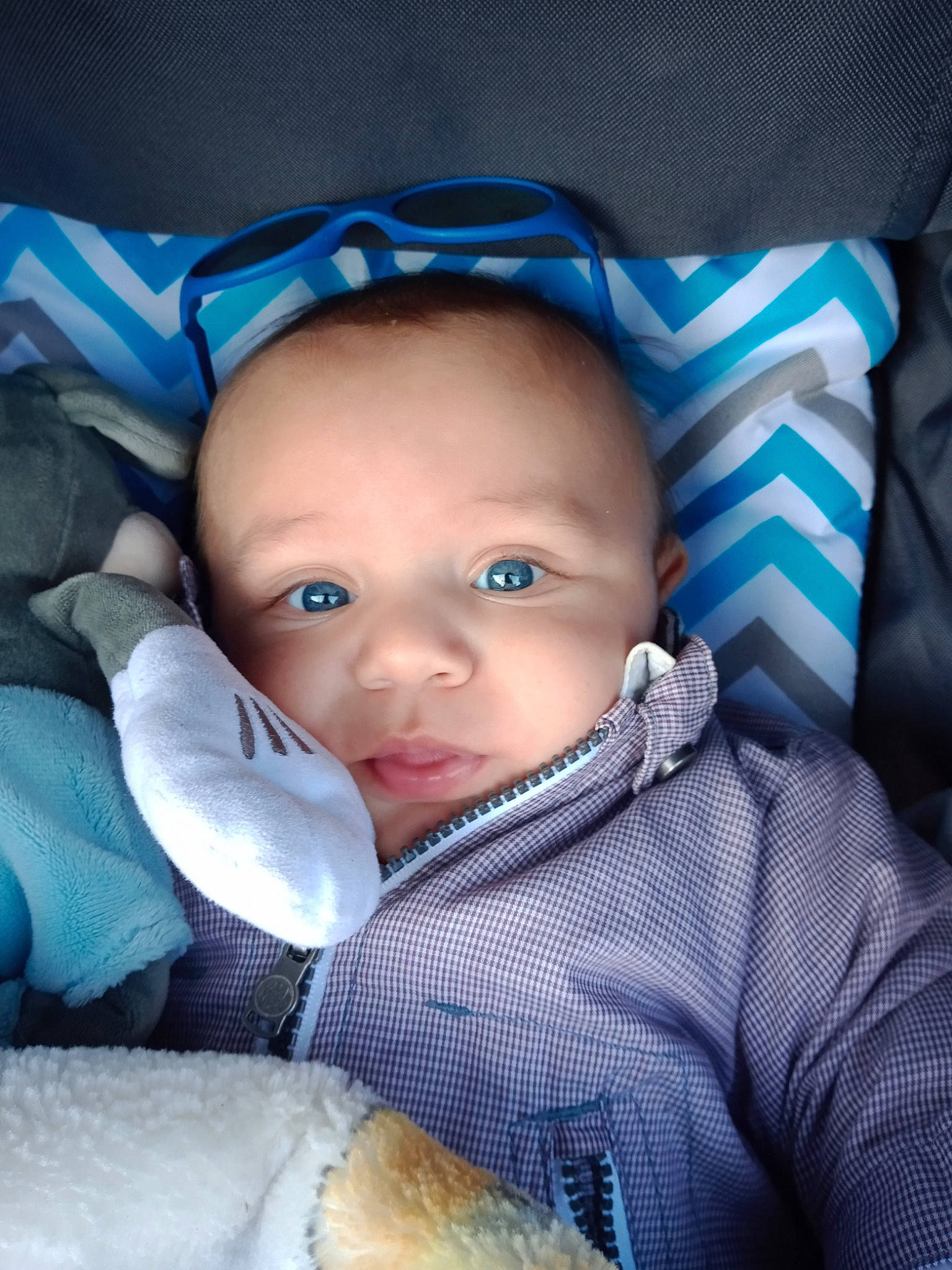 Amine participe au concours pour gagner de l'argent avec cette photo : azure, baby, baby_in_car_seat, baby_products, baby_toddler_clothing, blue, car_seat, cheek, child, comfort, electric_blue, eye, eyebrow, fashion_accessory, head, iris, linens, person, sitting, sleeve