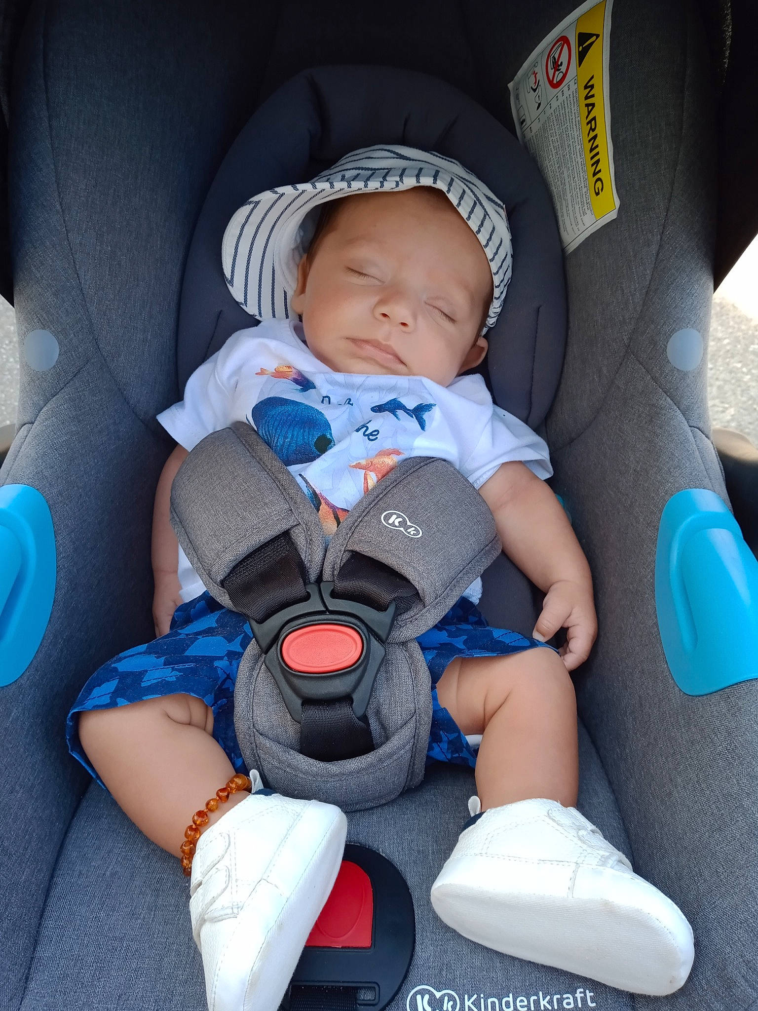 Amine participe au concours pour gagner de l'argent avec cette photo : auto_part, automotive_design, baby, baby_carriage, baby_in_car_seat, baby_products, baby_toddler_clothing, car_seat, car_seat_cover, child, comfort, electric_blue, finger, knee, lap, nail, person, sitting, thigh, thumb