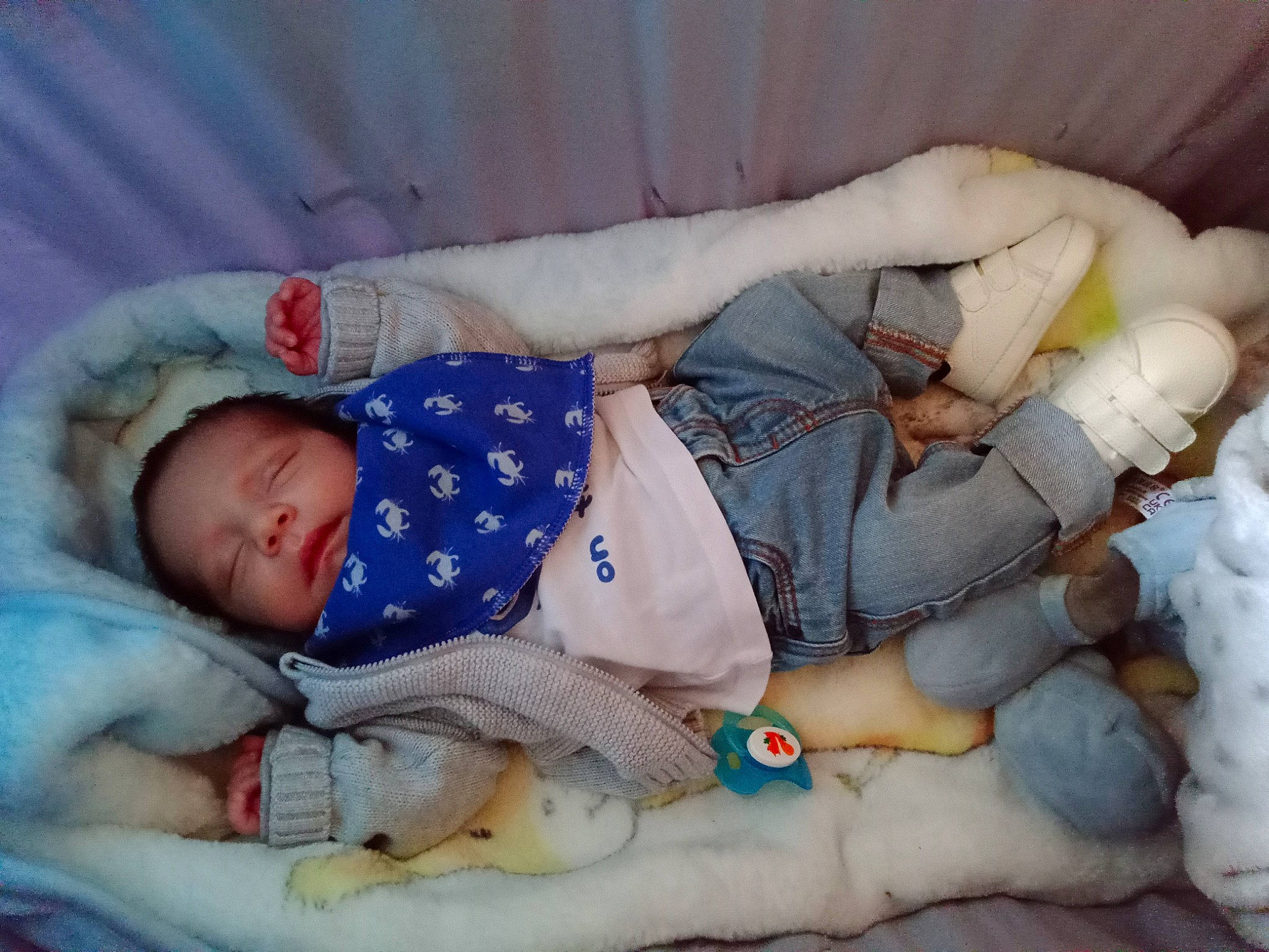 Amine a rejoint le concours — aidez-le/la à gagner de superbes lots ! arm, baby, baby_products, baby_sleeping, baby_toddler_clothing, bedtime, child, comfort, foot, hand, human_body, lap, linens, mammal, nap, person, product, sleep, textile, toddler