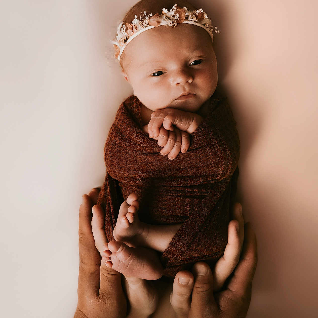 Judith a rejoint le concours — aidez-le/la à gagner de superbes lots ! baby, blanket, child, closeup, cute, family, flower_headband, hands, human, infant, love, newborn, peaceful, portrait, protection, skin, soft_lighting, studio, tenderness, wrapped