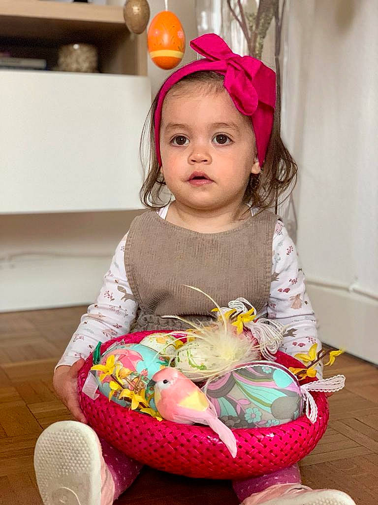 Zoé a rejoint le concours — aidez-le/la à gagner de superbes lots ! baby, baby_toddler_clothing, child, clothing, dress, event, eye, fun, hair, happy, human_body, iris, magenta, person, pink, skin, sleeve, textile, toddler, white