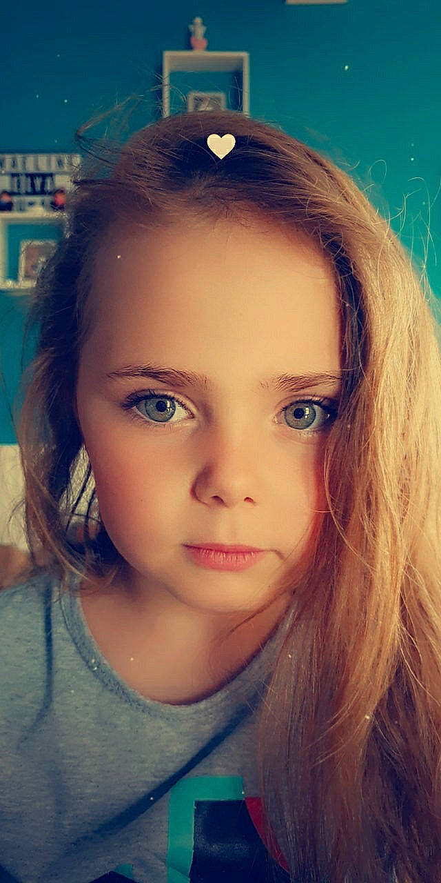 Maeline participe au concours pour gagner de l'argent avec cette photo : black_hair, blue, cheek, chin, cool, ear, eyebrow, eyelash, flash_photography, forehead, happy, iris, jaw, lip, mouth, neck, nose, person, skin, smile