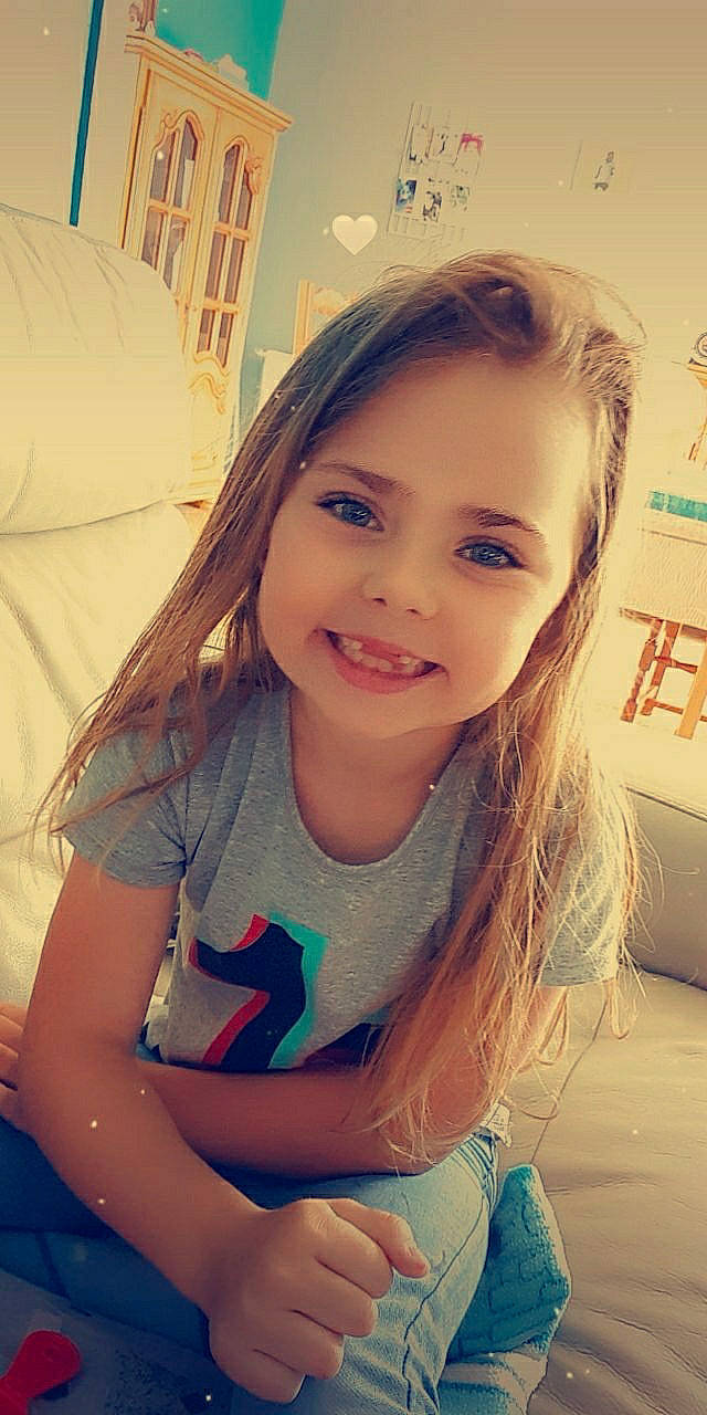 Maeline a rejoint le concours — aidez-le/la à gagner de superbes lots ! cheek, chin, eye, eyebrow, eyelash, flash_photography, forehead, happy, head, human_body, jaw, joy, lip, mouth, neck, nose, person, shoulder, skin, smile