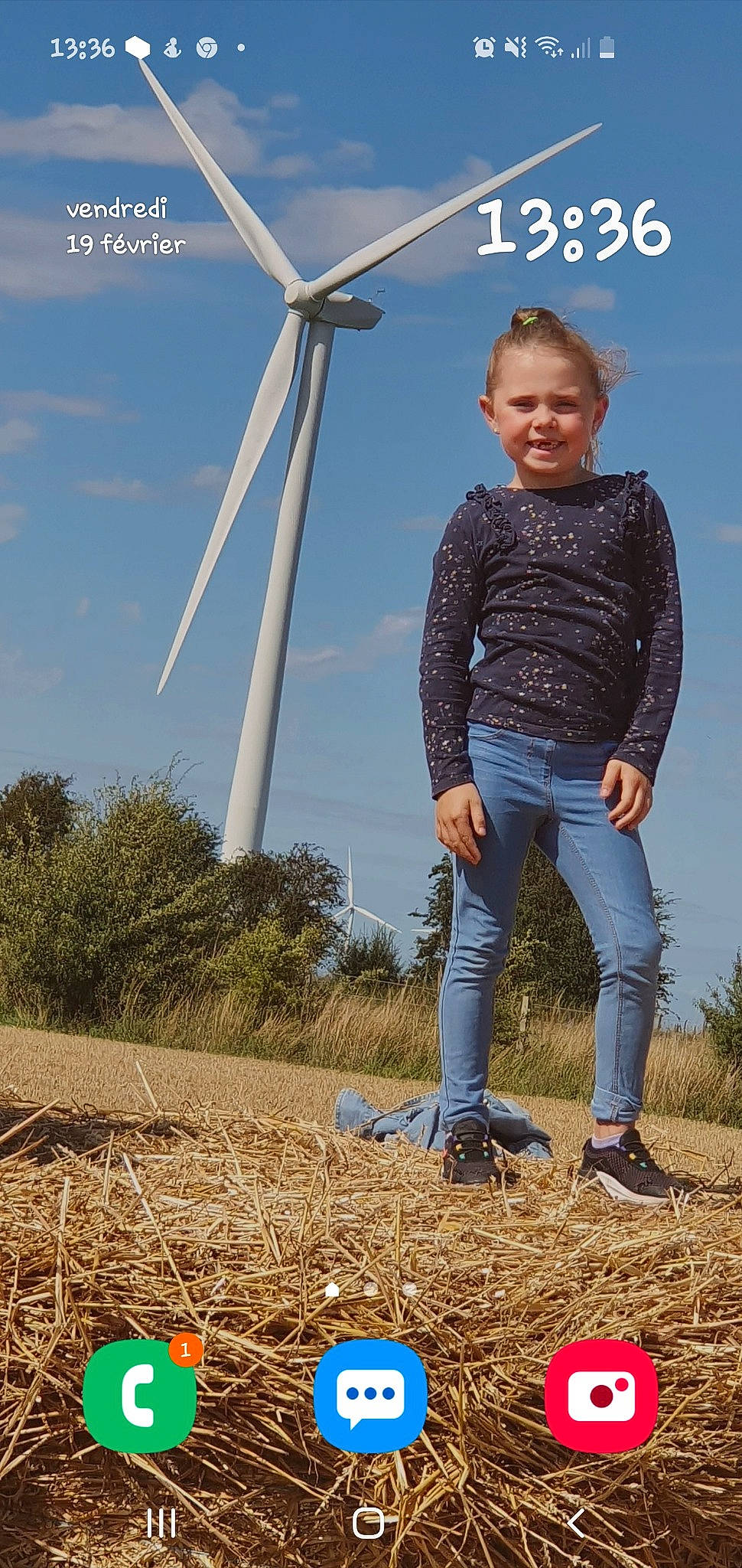 Maeline participe au concours pour gagner de l'argent avec cette photo : flash_photography, grass, grassland, happy, joy, landscape, light, morning, nature, people_in_nature, person, photograph, plant, rural_area, sky, sneakers, standing, turbine, white, wind_farm