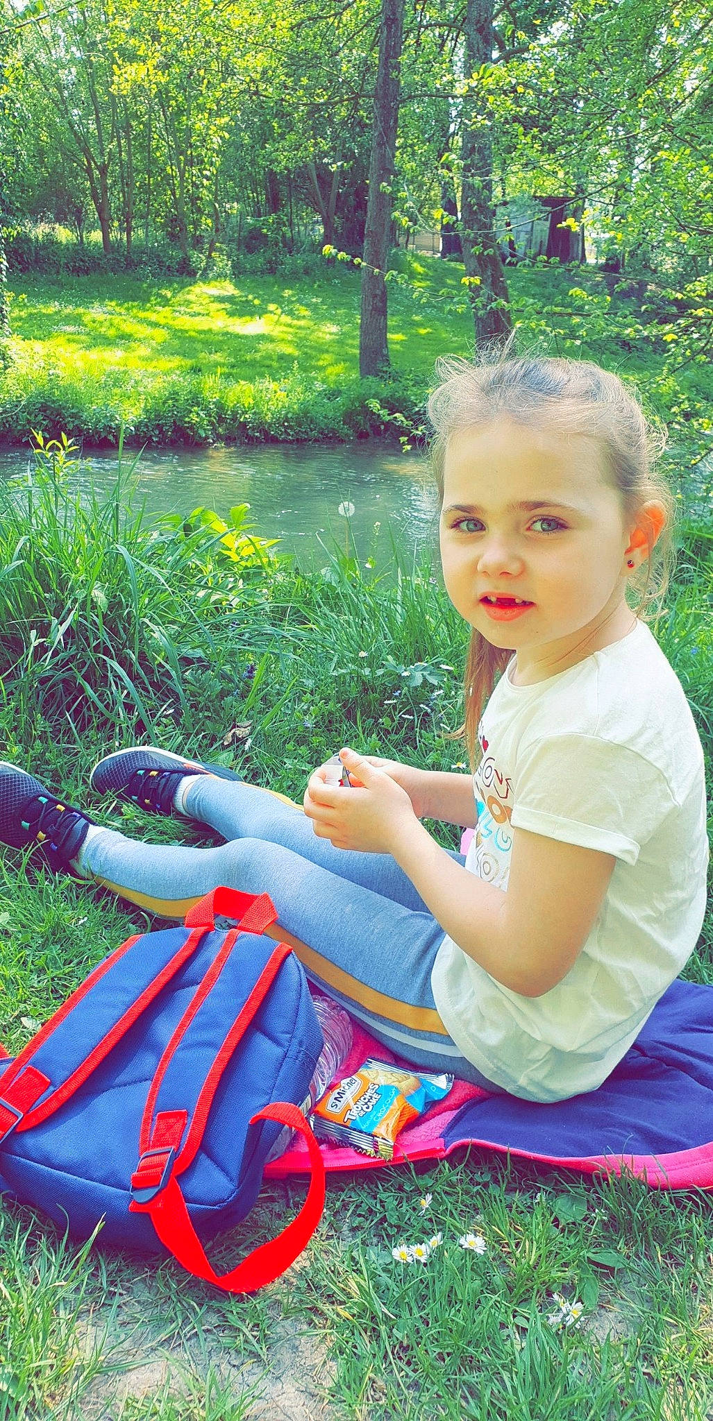 Maeline participe au concours pour gagner de l'argent avec cette photo : botany, child, forest, grass, green, leaf, leisure, person, picnic, plant, play, recreation, sitting, spring, summer, toddler, tree, vacation