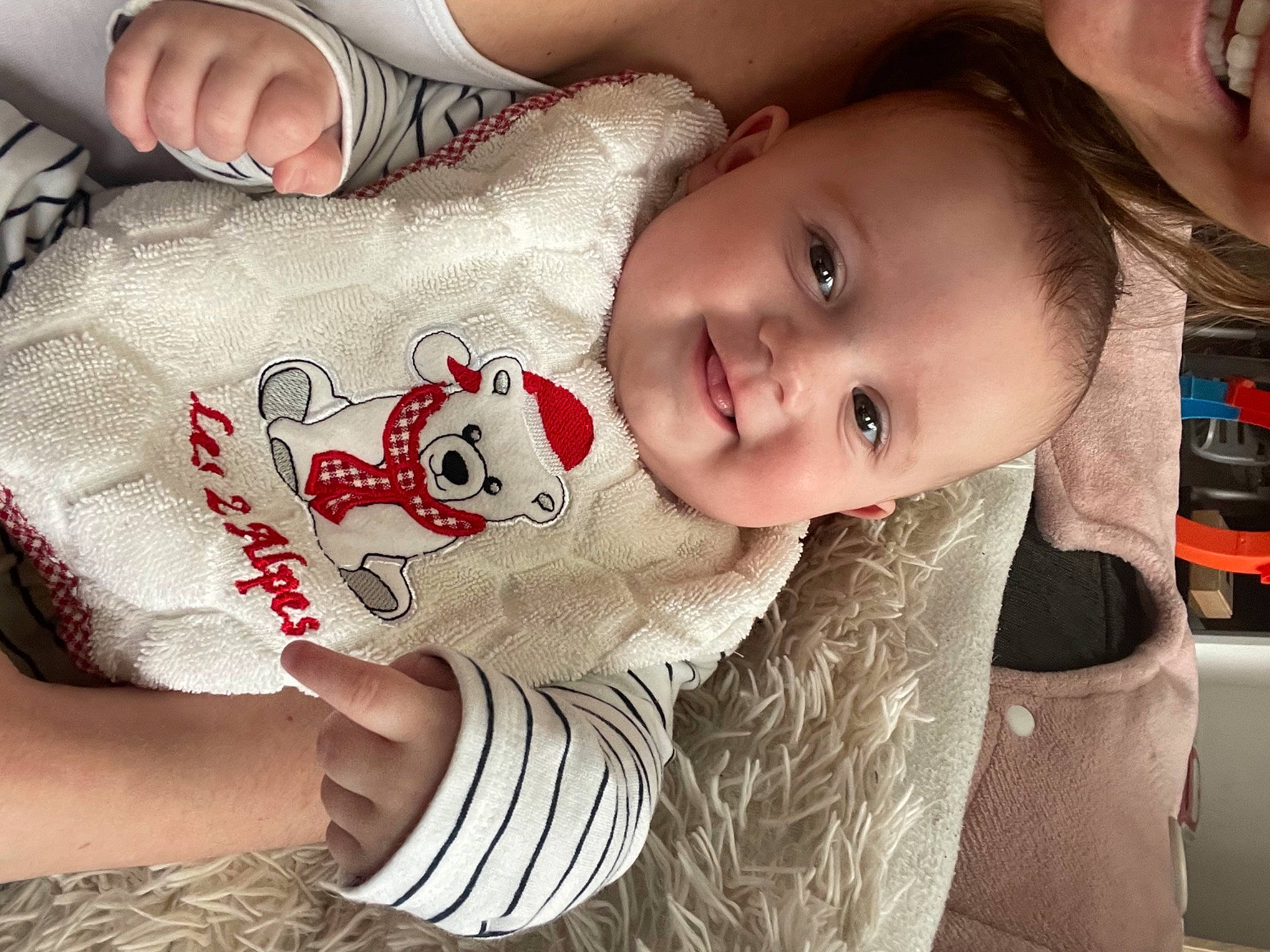 Rachel a rejoint le concours — aidez-le/la à gagner de superbes lots ! baby, baby_toddler_clothing, cheek, child, comfort, eye, eyelash, face, finger, happy, joy, lip, mouth, nail, neck, nose, person, skin, sleeve, smile