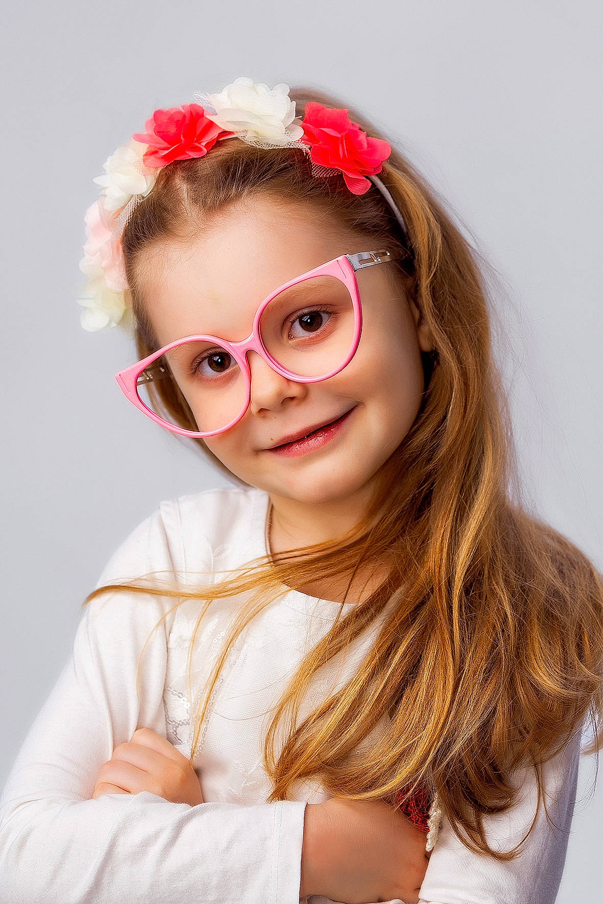 Sabina a rejoint le concours — aidez-le/la à gagner de superbes lots ! arm, blond, eye, eyelash, eyewear, fashion_design, flash_photography, gesture, glasses, goggles, happy, headpiece, joy, lip, long_hair, person, personal_protective_equipment, sleeve, smile, sunglasses