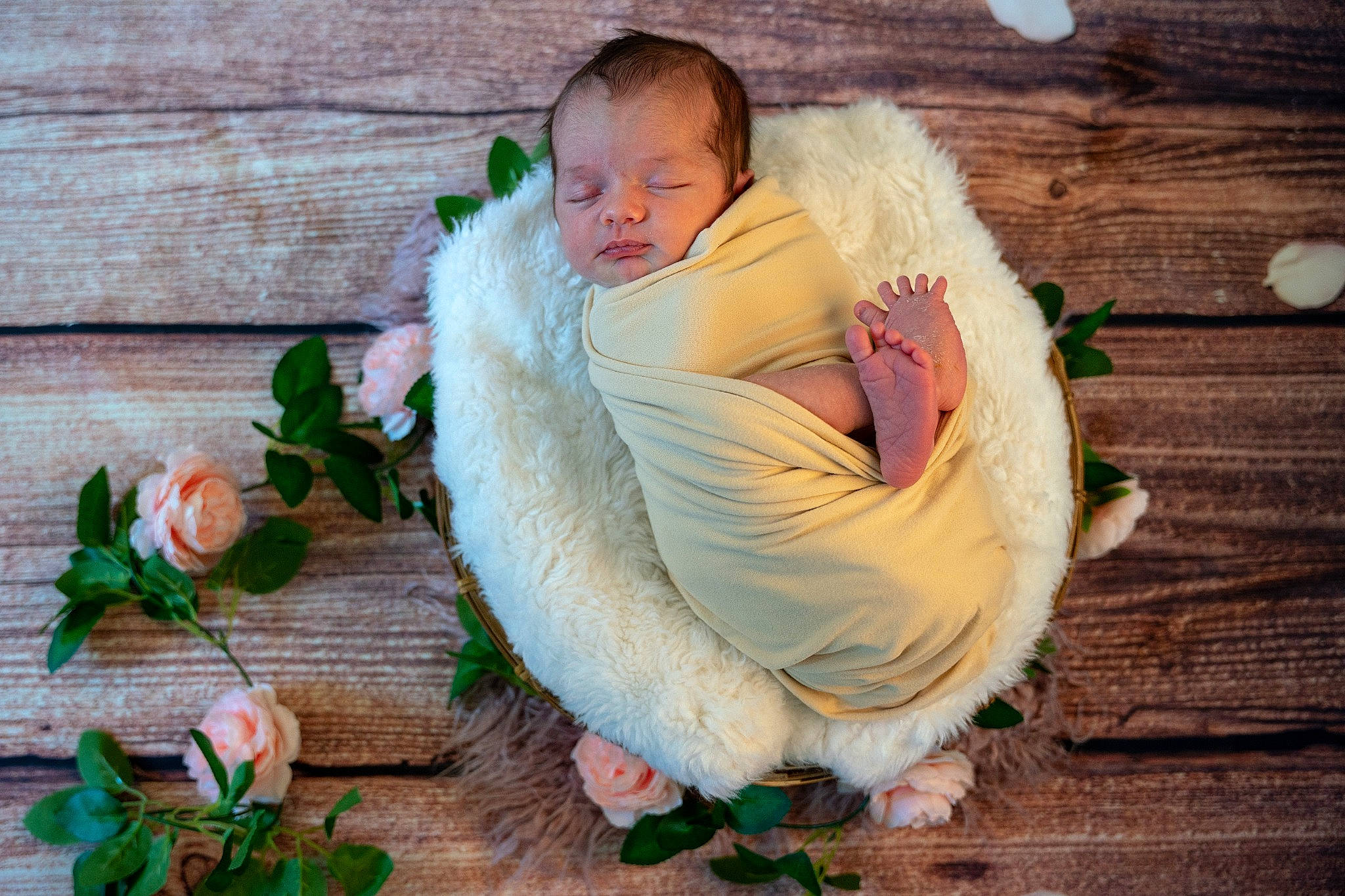 Lucy a rejoint le concours — aidez-le/la à gagner de superbes lots ! baby, child, comfort, dress, flash_photography, floral_design, fur, grass, happy, leaf, leisure, linens, peach, people_in_nature, person, petal, portrait_photography, sitting, toddler, tradition
