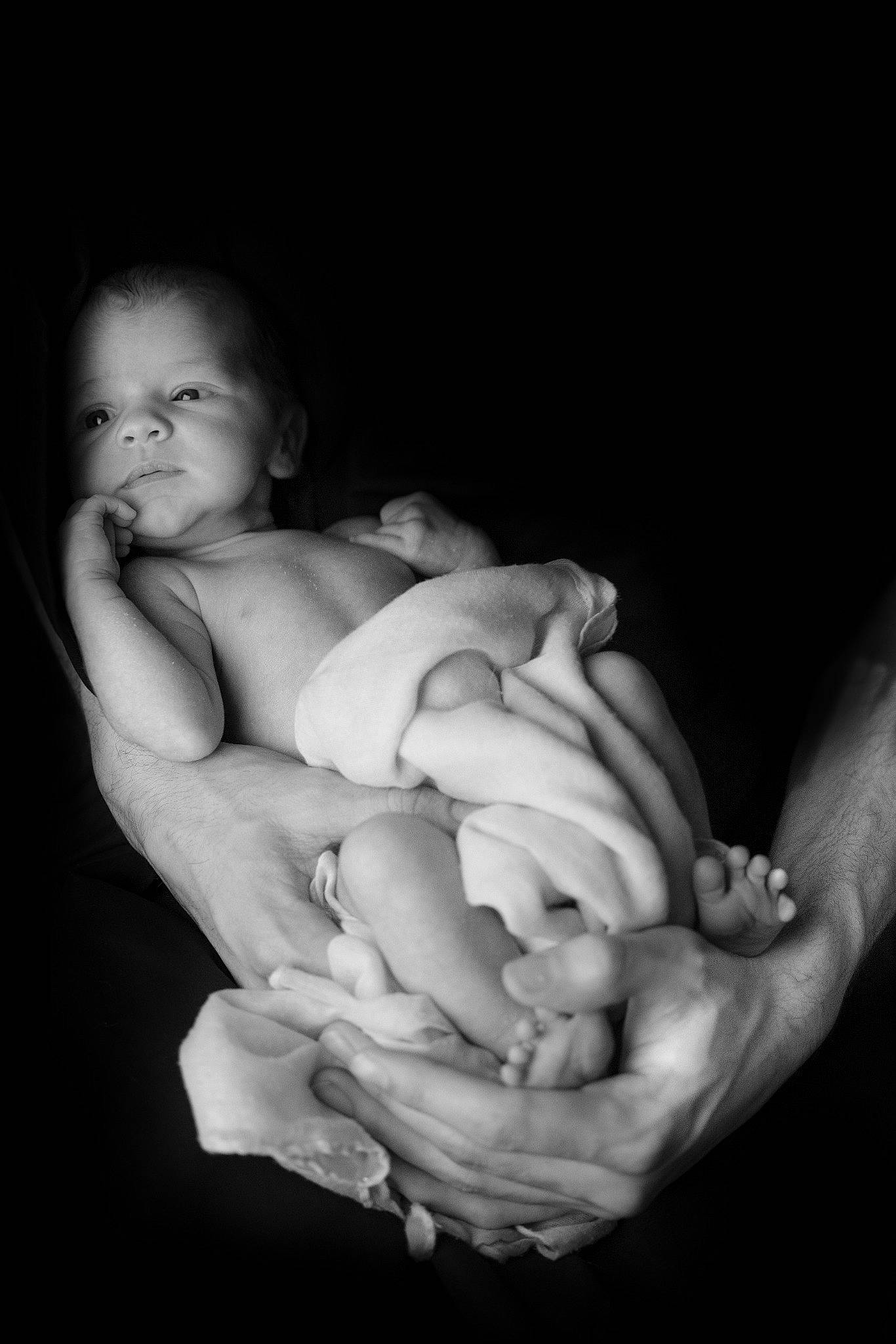 Lucy a rejoint le concours — aidez-le/la à gagner de superbes lots ! abdomen, baby, barefoot, black_and_white, chest, comfort, elbow, finger, flash_photography, gesture, hand, human_body, human_leg, leg, monochrome_photography, nail, person, stomach, thumb, toddler