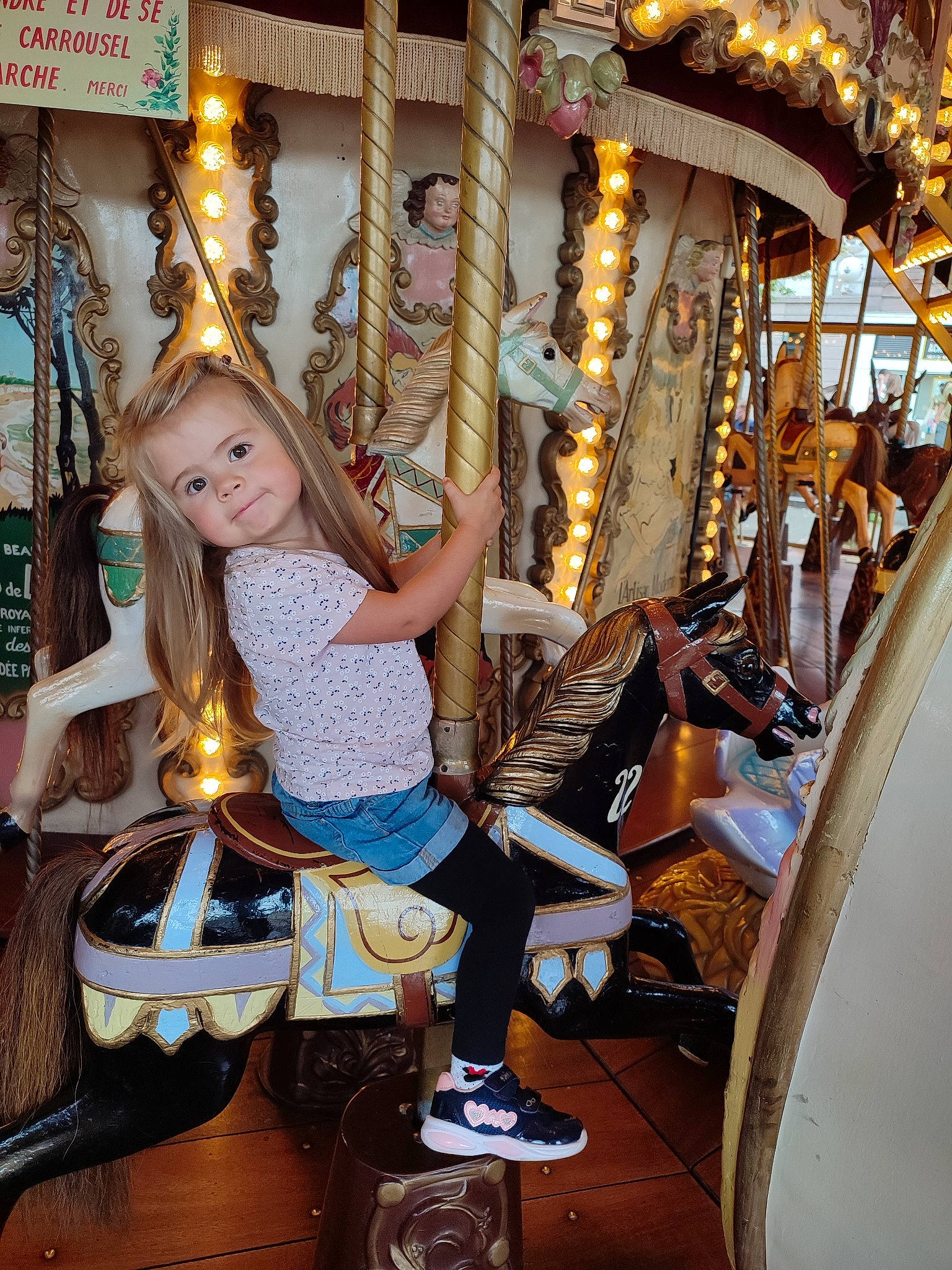 Hélèna participe au concours pour gagner de l'argent avec cette photo : amusement_park, amusement_ride, carousel, event, fair, fun, happy, leisure, metal, nonbuilding_structure, person, playground, recreation, sandal, sitting, smile, thigh, toddler, tourist_attraction, tree