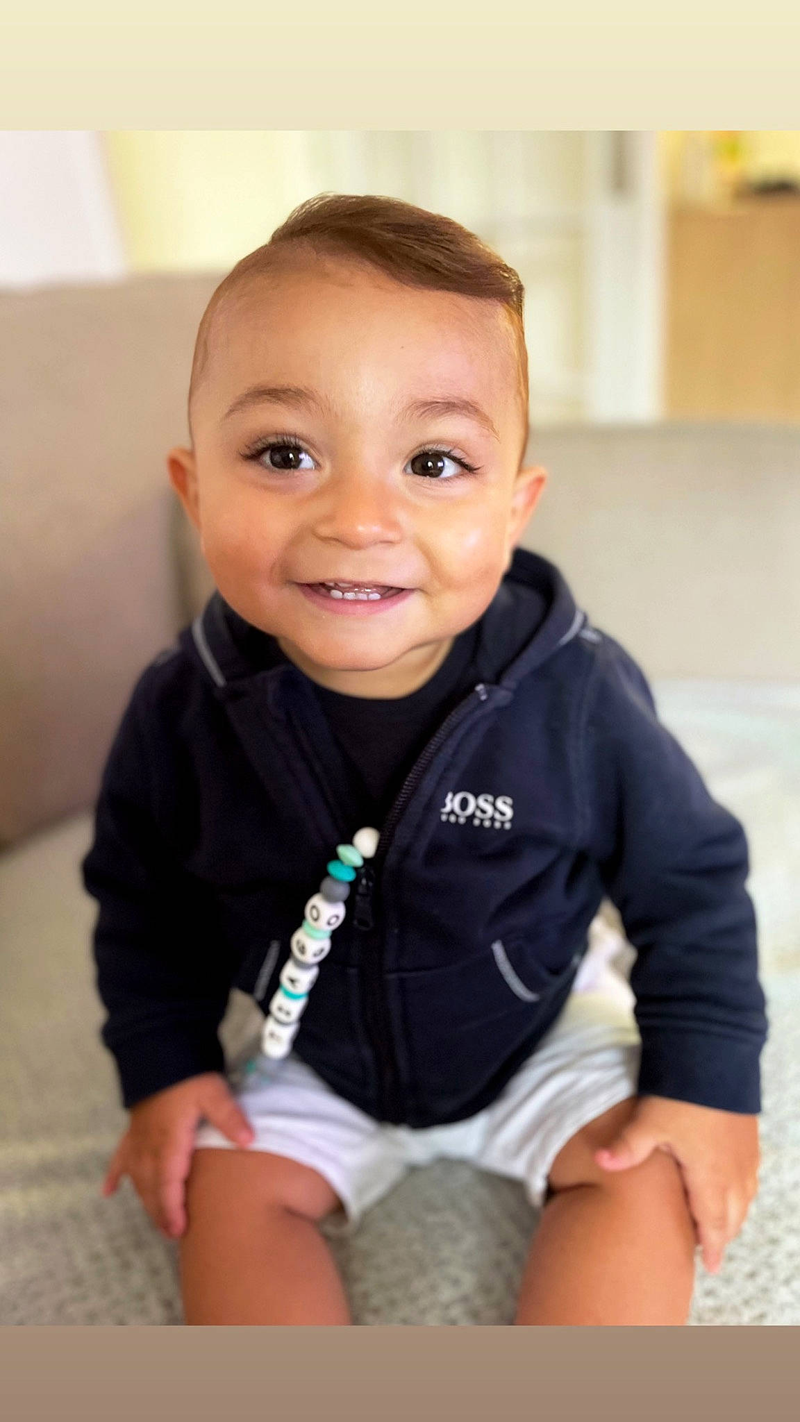 Tiago a rejoint le concours — aidez-le/la à gagner de superbes lots ! baby, baby_toddler_clothing, cheek, child, comfort, eye, eyebrow, eyelash, flooring, happy, human_body, iris, jacket, joy, nose, person, skin, sleeve, smile, sportswear