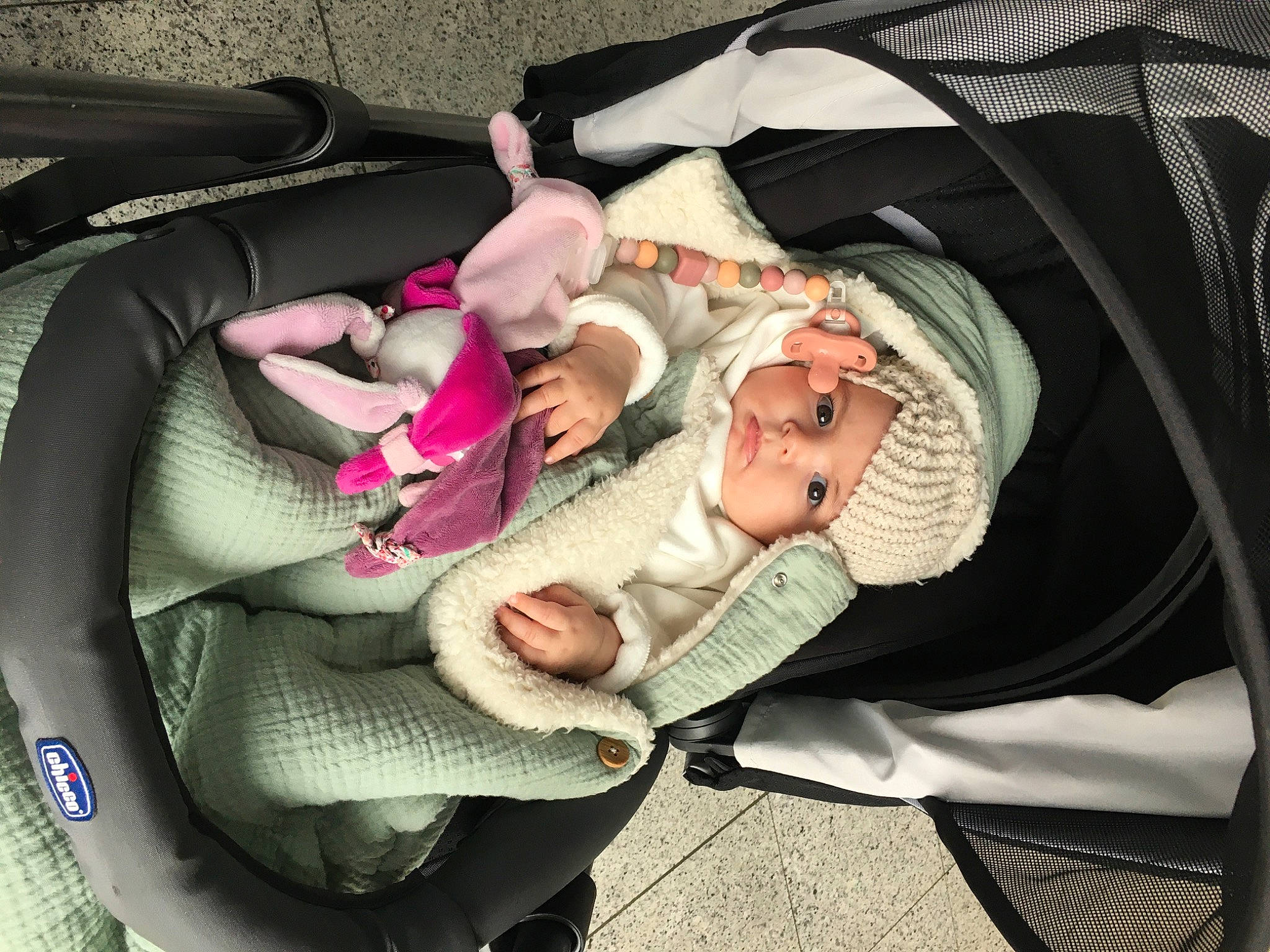 Eva a rejoint le concours — aidez-le/la à gagner de superbes lots ! auto_part, baby, baby_carriage, baby_products, baby_safety, baby_toddler_clothing, bag, car_seat, child, comfort, fashion_accessory, headwear, lap, linens, person, product, sitting, toddler