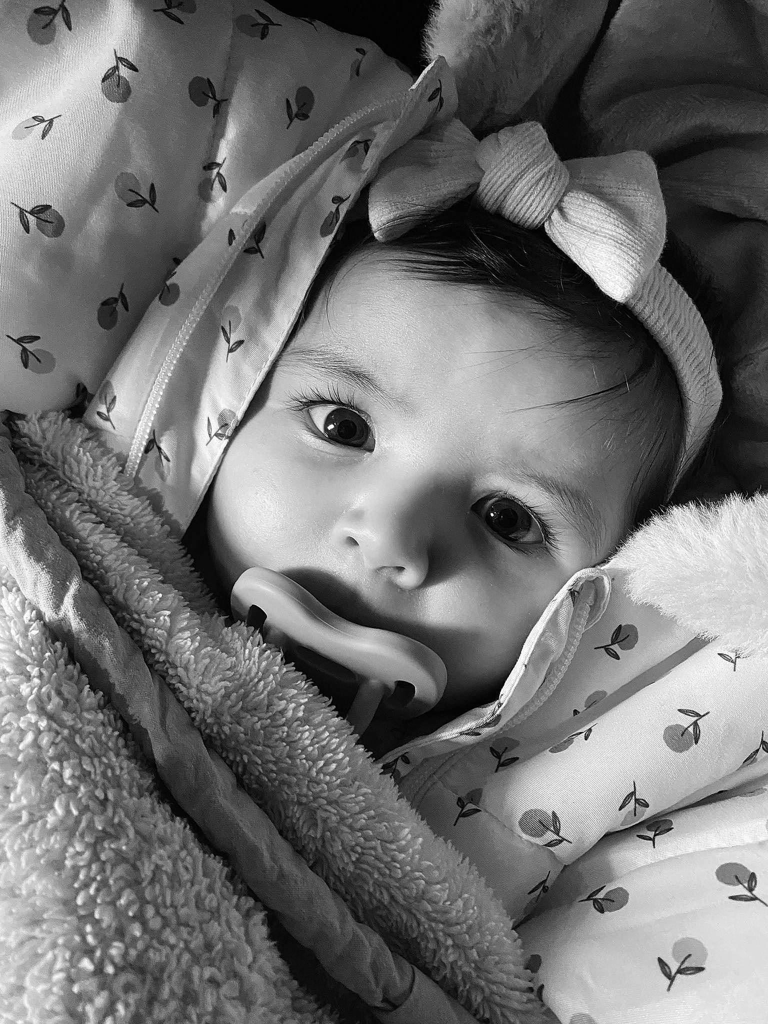 Eva participe au concours pour gagner de l'argent avec cette photo : baby, beauty, black_and_white, cheek, eye, eyebrow, eyelash, flash_photography, gesture, happy, iris, lip, monochrome, monochrome_photography, organ, person, photograph, skin, style, textile