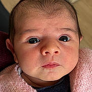 Agathe a rejoint le concours — aidez-le/la à gagner de superbes lots ! baby, newborn, infant, face, eyes, nose, mouth, skin, hair, eyelashes, blanket, pink_blanket, clothing, portrait, close_up, indoor, person, cheeks, curious_expression, newborn_skin_flakes