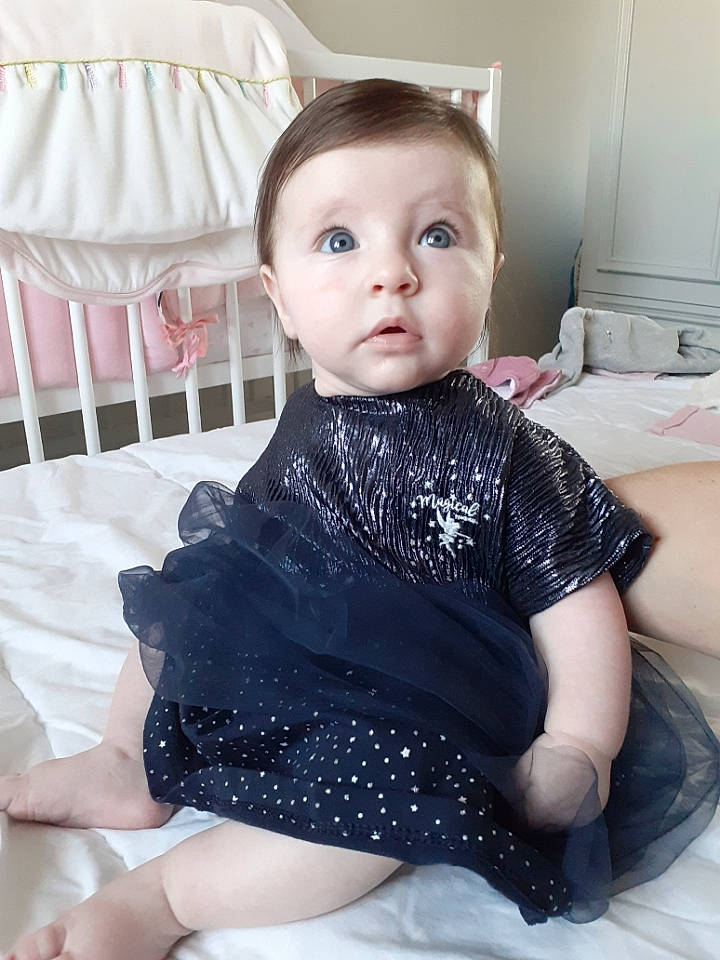 Sasha participe au concours pour gagner de l'argent avec cette photo : arm, baby_toddler_clothing, black, cheek, collar, comfort, dress, face, iris, joint, leg, lip, neck, one_piece_garment, person, shoulder, skin, sleeve, surprise, textile