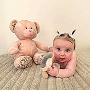 Louise participe au concours pour gagner de l'argent avec cette photo : baby, child, teddy_bear, plush_toy, blanket, pigtails, blue_eyes, cute, infant, soft_texture, indoor, portrait, smiling, clothing_clip, toy, lying_down, person, pink, beige, decor