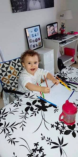 Edhen participe au concours pour gagner de l'argent avec cette photo : baby, child, floor, flooring, furniture, interior_design, lighting_accessory, person, play, room, table, toddler