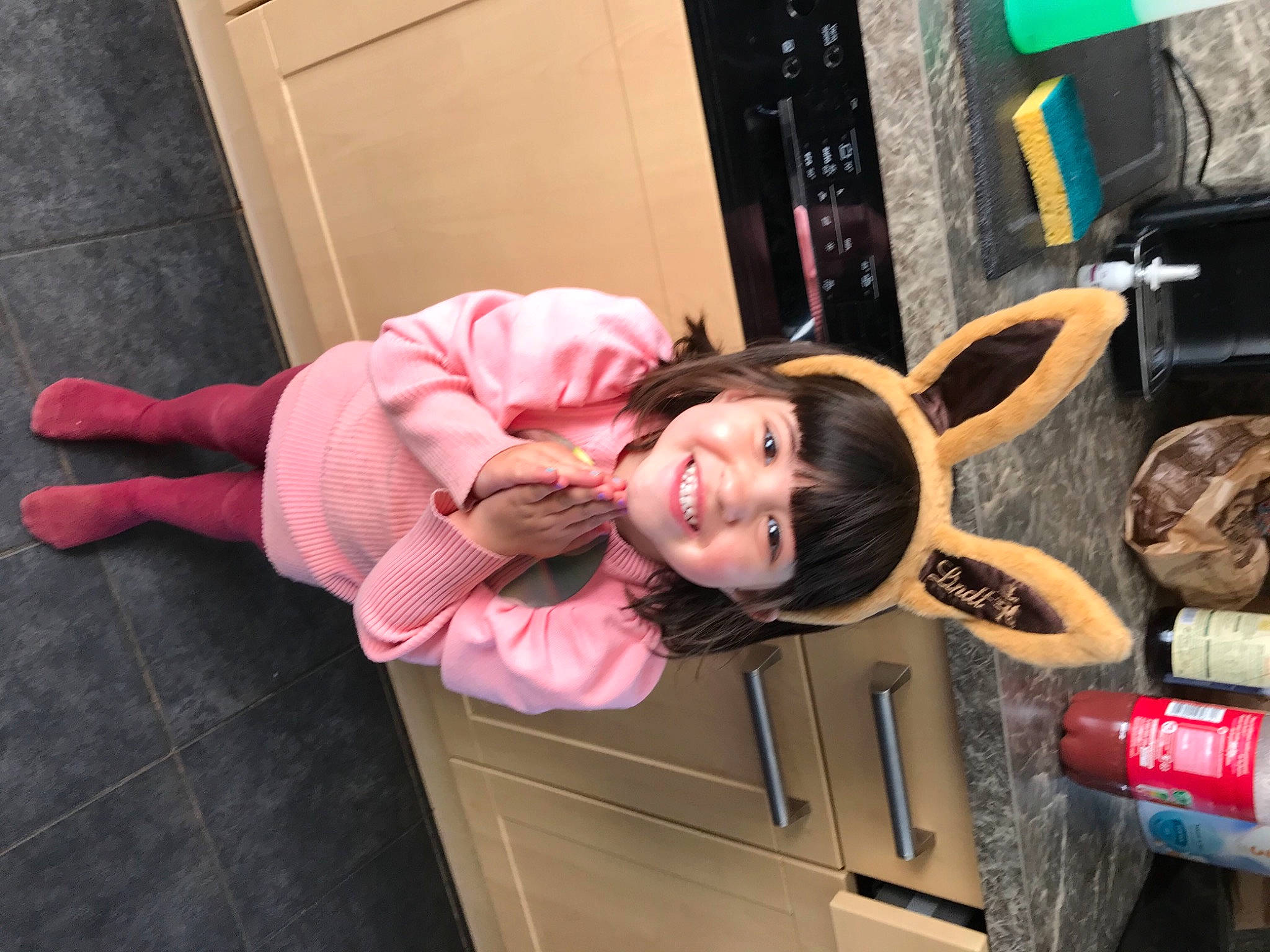 Pauline a rejoint le concours — aidez-le/la à gagner de superbes lots ! arm, automotive_tire, child, door, flooring, fun, hair, hairstyle, hand, happy, head, joy, motor_vehicle, person, pink, room, smile, tire, toddler, vehicle