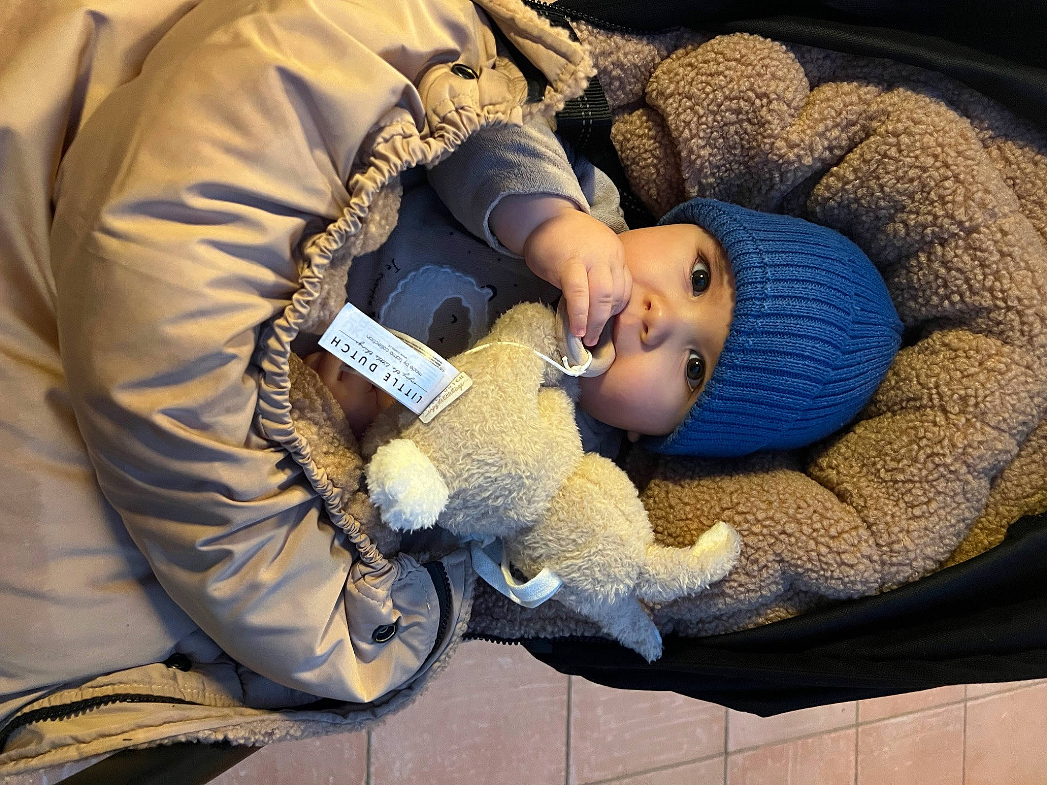 Erwan a rejoint le concours — aidez-le/la à gagner de superbes lots ! baby, baby_products, baby_sleeping, bedding, bedtime, car_seat, child, comfort, eye, fur, head, headgear, headwear, human_body, knit_cap, linens, nap, person, sleep, toddler