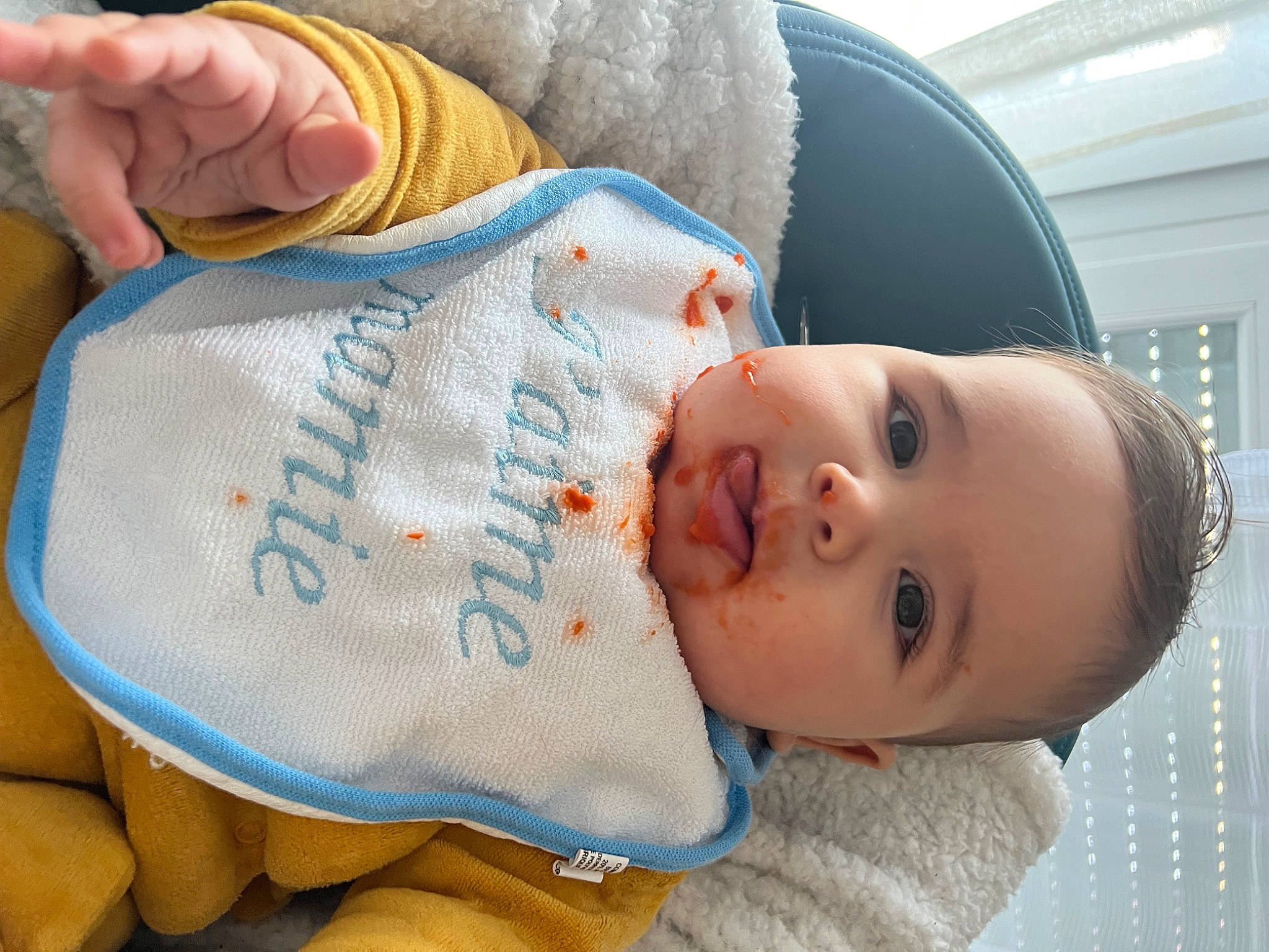 Erwan participe au concours pour gagner de l'argent avec cette photo : baby, baby_products, baby_safety, baby_sleeping, baby_toddler_clothing, cheek, child, comfort, finger, gesture, hand, linens, nail, nose, person, sitting, skin, sleeve, thumb, toddler