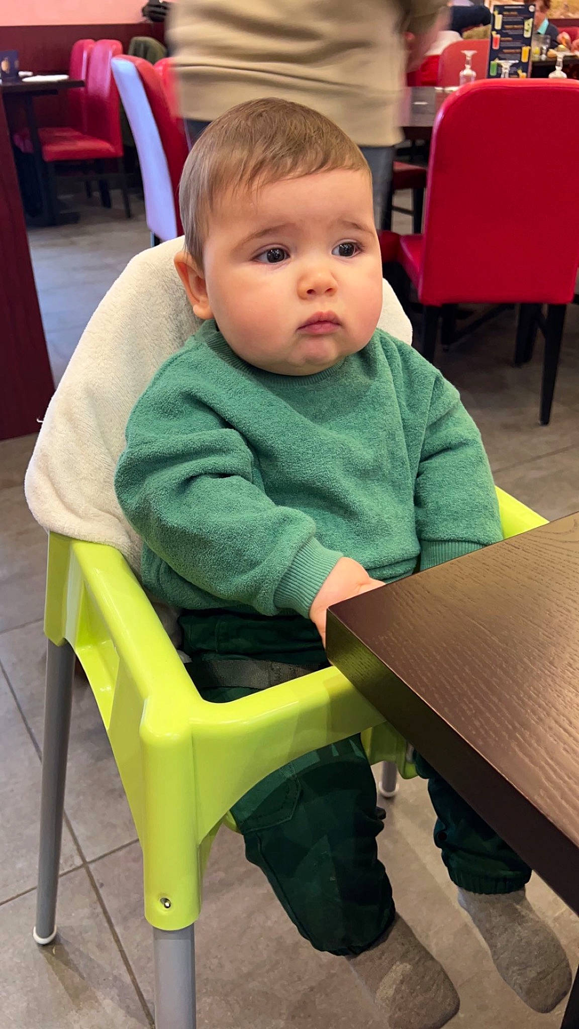 Erwan participe au concours pour gagner de l'argent avec cette photo : baby_toddler_clothing, chair, cheek, child, comfort, event, face, flooring, furniture, hair, hairstyle, head, lap, person, photograph, room, sitting, skin, sleeve, toddler