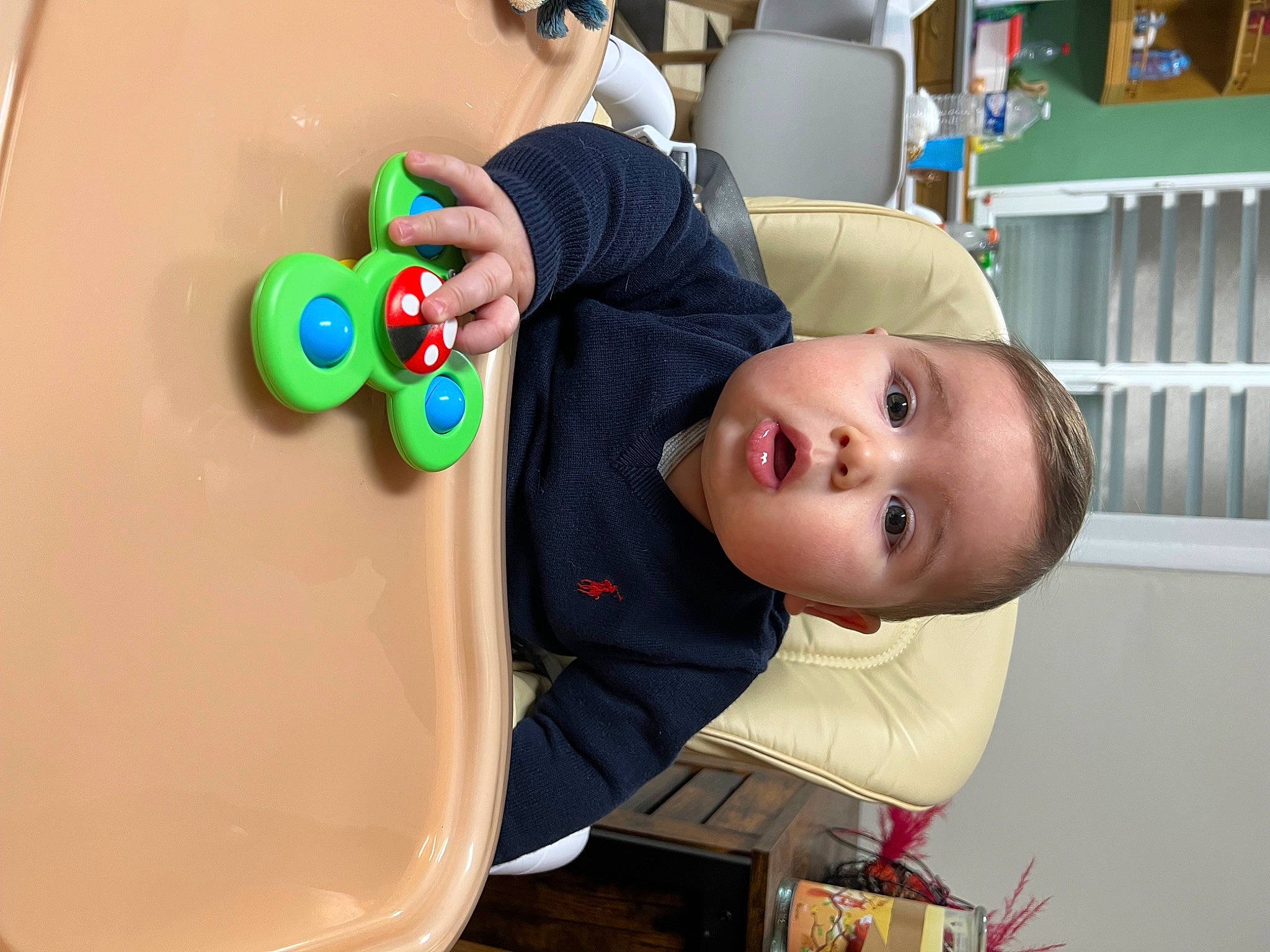 Erwan a rejoint le concours — aidez-le/la à gagner de superbes lots ! baby, baby_playing_with_toys, baby_products, baby_toddler_clothing, child, facial_expression, fun, happy, head, leisure, musical_instrument, nose, person, play, recreation, room, shelf, sitting, smile, surprise