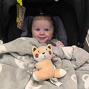 Kamëlya participe au concours pour gagner de l'argent avec cette photo : baby, blanket, child, cozy, cute, face, fox_toy, hanging_toys, happy, head, indoor, infant, panda_pattern, person, plush_toy, ring_toy, seated, smiling, star_toy, stroller