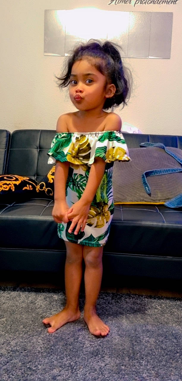 Shayna a rejoint le concours — aidez-le/la à gagner de superbes lots ! barefoot, child, clothing, couch, day_dress, doll, dress, face, fashion_design, fun, happy, human_leg, joint, leg, long_hair, neck, one_piece_garment, person, skin, thigh