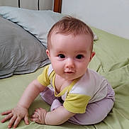 Candice a rejoint le concours — aidez-le/la à gagner de superbes lots ! baby, babycrawling, bed, bedroom, bodypart, couch, crawling, cushion, face, finger, furniture, hand, head, homedecor, indoors, person, photography, portrait, room, sitting
