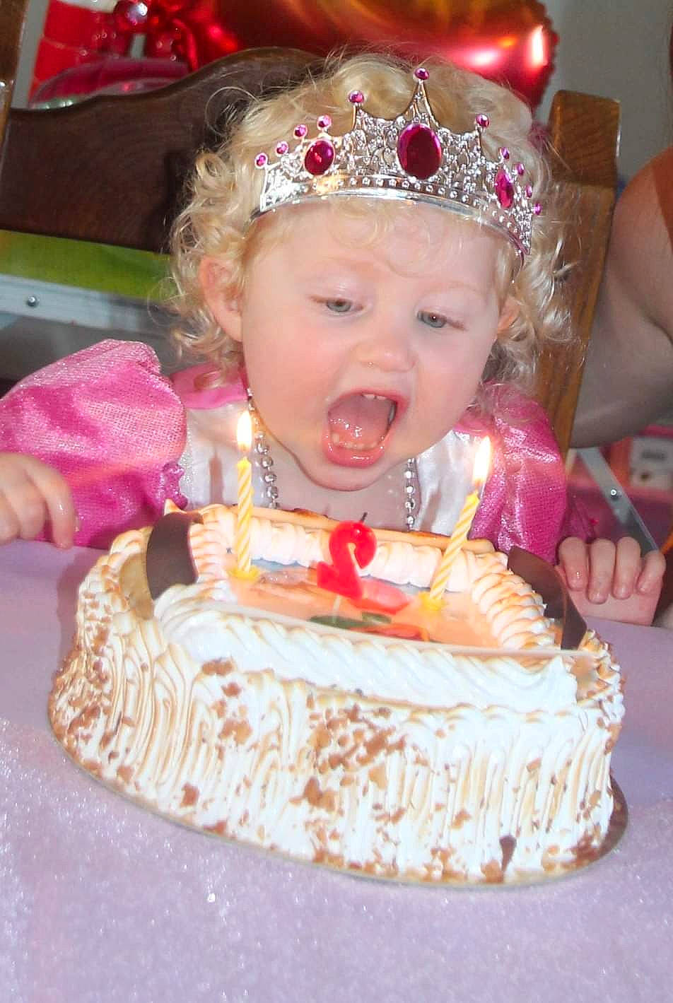 Annabelle a rejoint le concours — aidez-le/la à gagner de superbes lots ! baked_goods, baking, birthday_cake, buttercream, cake, cake_decorating, cake_decorating_supply, child, cuisine, dessert, dress, event, food, fun, headwear, icing, person, pink, plate, sugar_cake