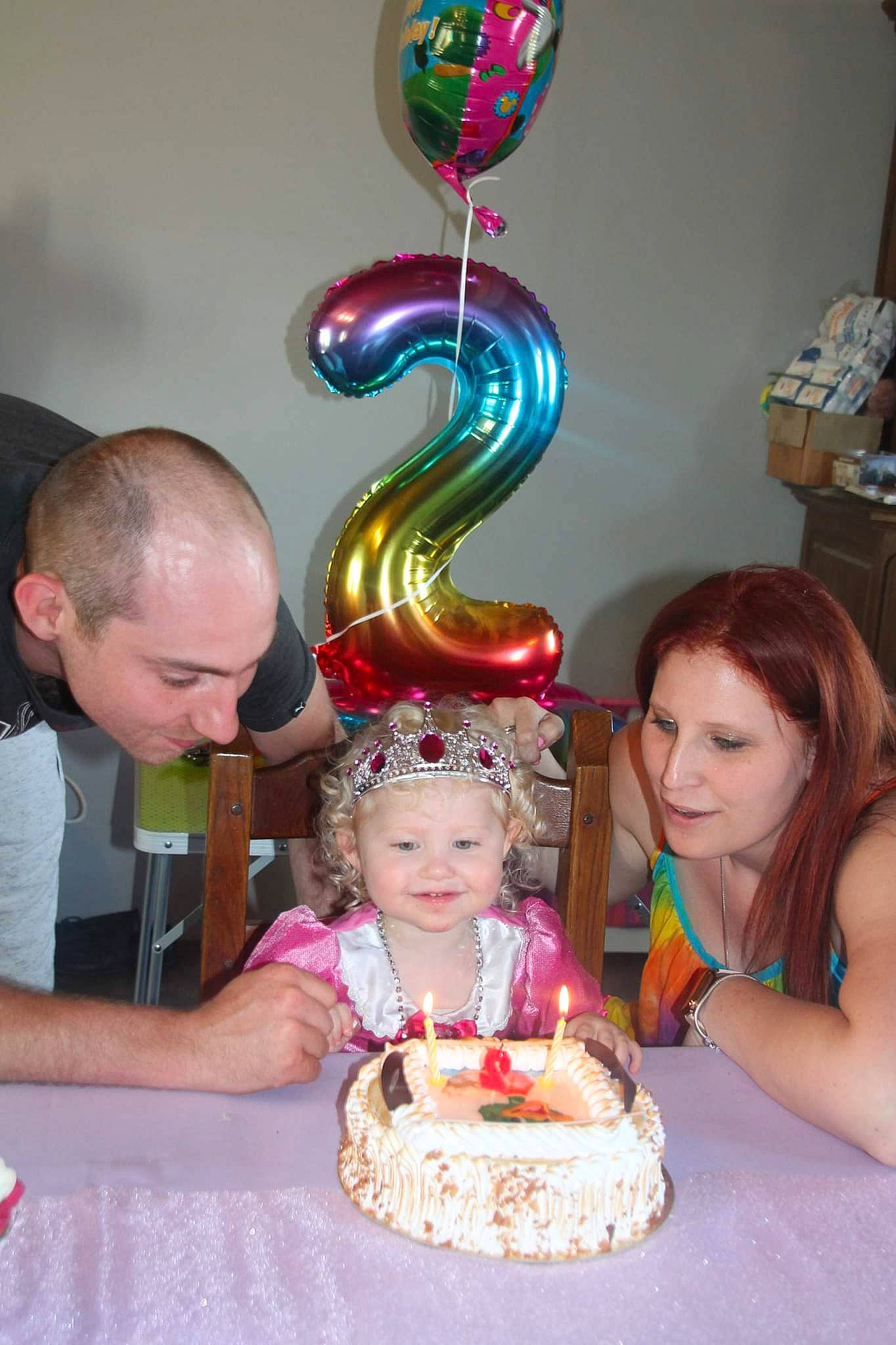 Annabelle a rejoint le concours — aidez-le/la à gagner de superbes lots ! baked_goods, birthday_cake, birthday_candle, birthday_party, cake, cake_decorating, cake_decorating_supply, candle, child, clothing, food, fun, head, headwear, joy, lighting, person, pink, plate, sugar_cake