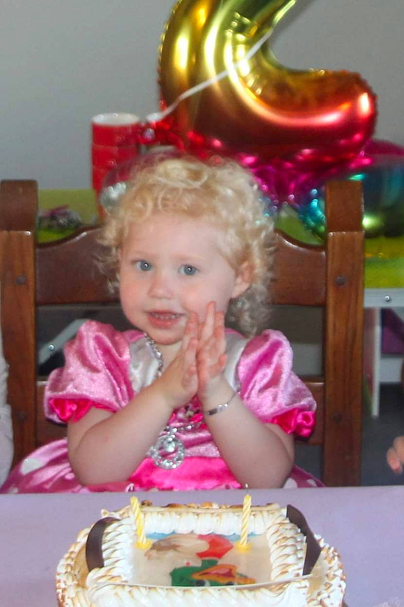 Annabelle participe au concours pour gagner de l'argent avec cette photo : birthday_cake, birthday_party, cake, cake_decorating, cake_decorating_supply, child, dessert, event, food, fun, happy, icing, person, pink, smile, snapshot, sugar_cake, sweetness, table, tableware