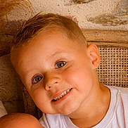 Hayden a rejoint le concours — aidez-le/la à gagner de superbes lots ! baby, blonde, bodypart, clothing, ear, face, finger, hand, happy, head, mouth, newborn, person, photography, portrait, selfie, smile, t_shirt, teeth, wood