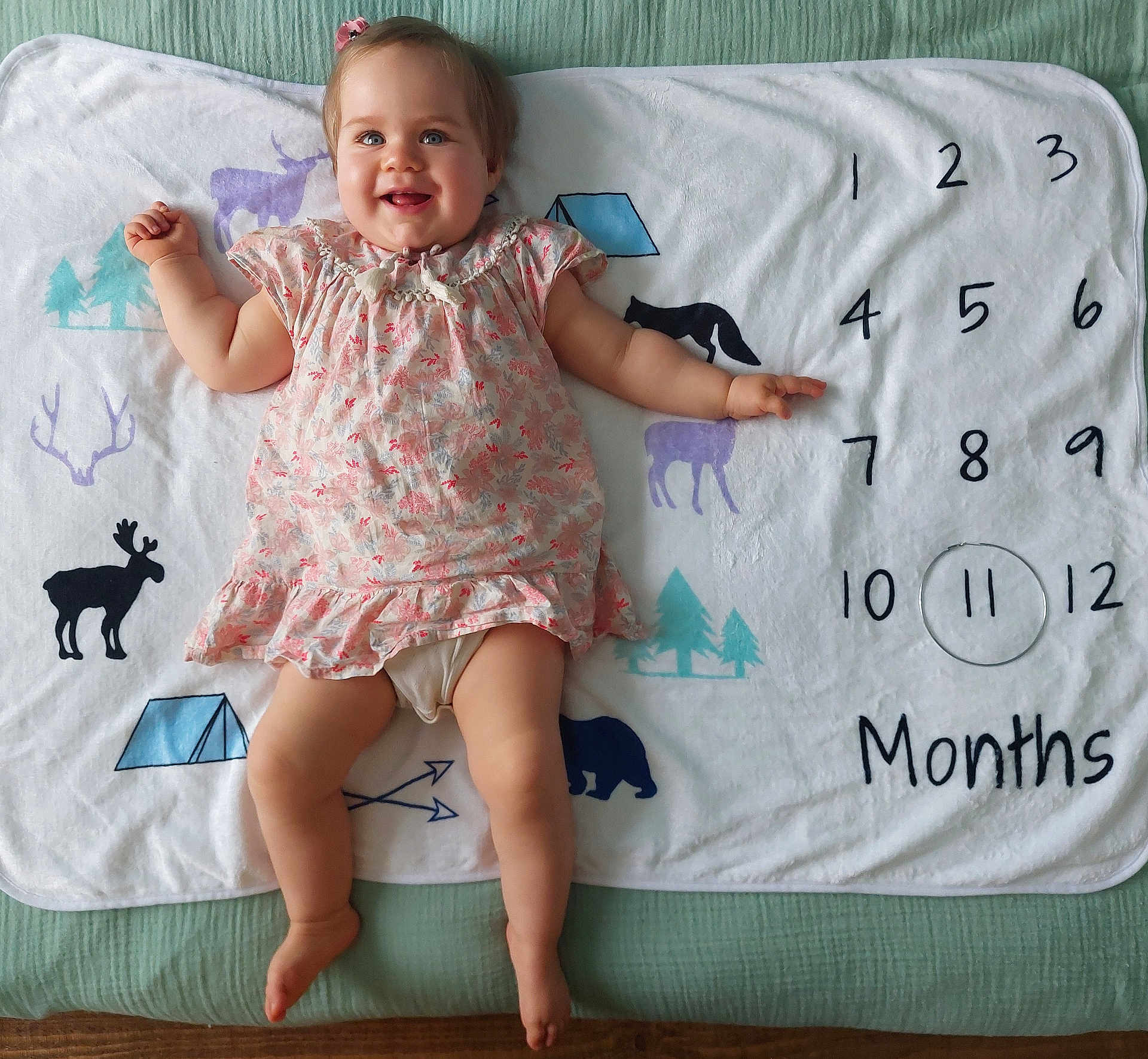 Peyton a rejoint le concours — aidez-le/la à gagner de superbes lots ! baby, infant, smiling, milestone_blanket, numbers, animal_prints, floral_dress, lying_down, happy, child, cute, indoor, person, skin, head, legs, arms, feet, celebration, month_marker