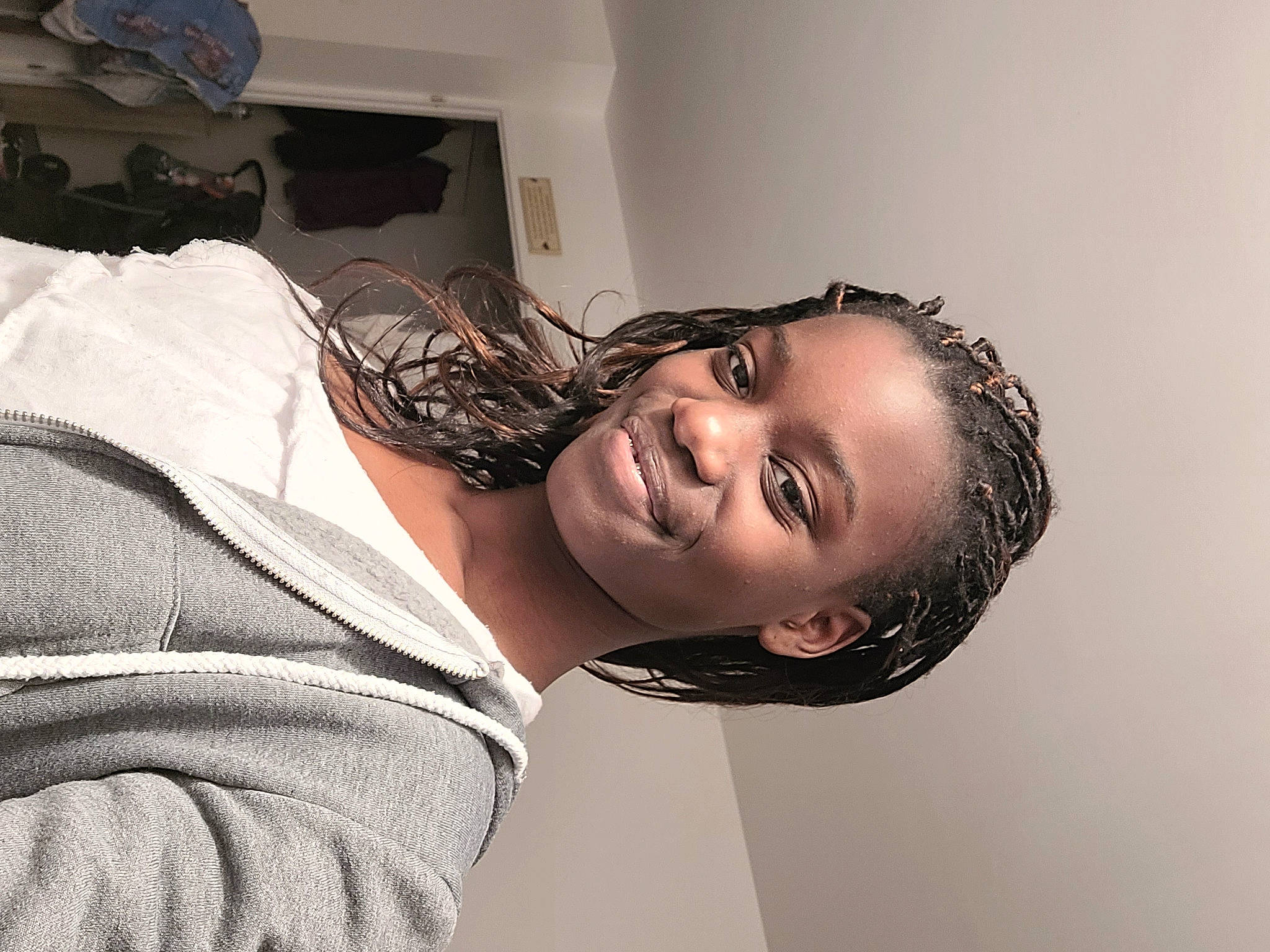 Kate participe au concours pour gagner de l'argent avec cette photo : black_hair, comfort, dress, elbow, eye, eyebrow, eyewear, fashion_accessory, fashion_design, flash_photography, fun, grey, happy, jewellery, joy, long_hair, monochrome_photography, person, room, shoulder