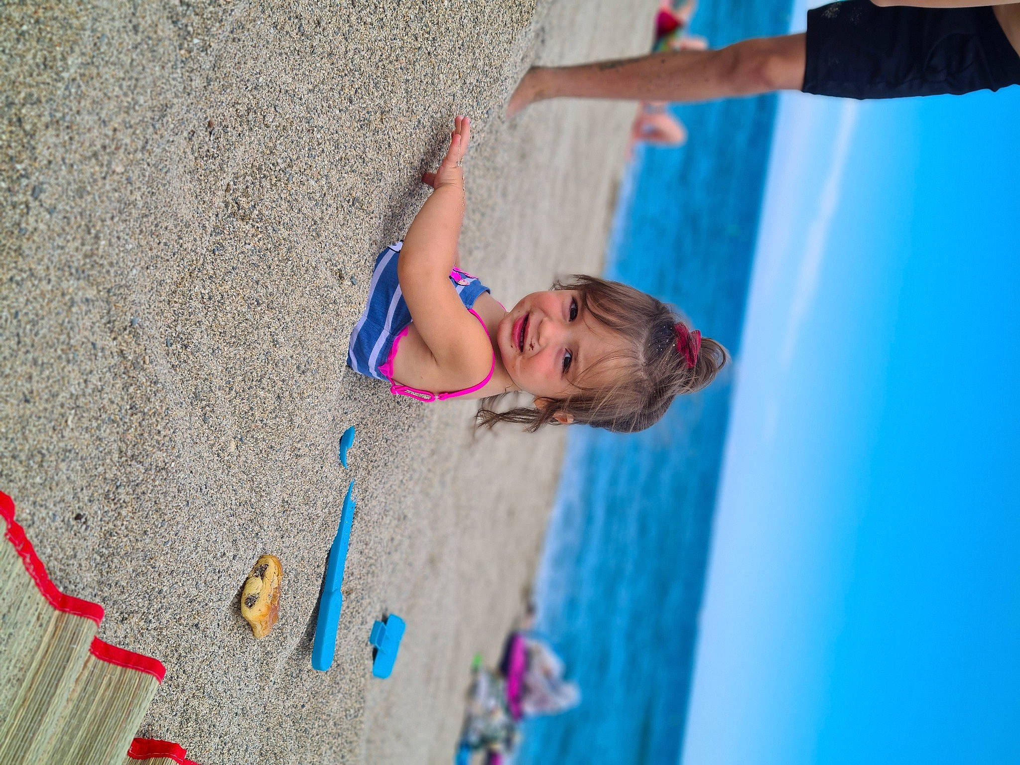 Leyna a rejoint le concours — aidez-le/la à gagner de superbes lots ! adventure, azure, child, climbing, elbow, electric_blue, fun, happy, human_leg, joy, leisure, people_in_nature, person, play, recreation, sand, sky, sport_climbing, sports, thigh