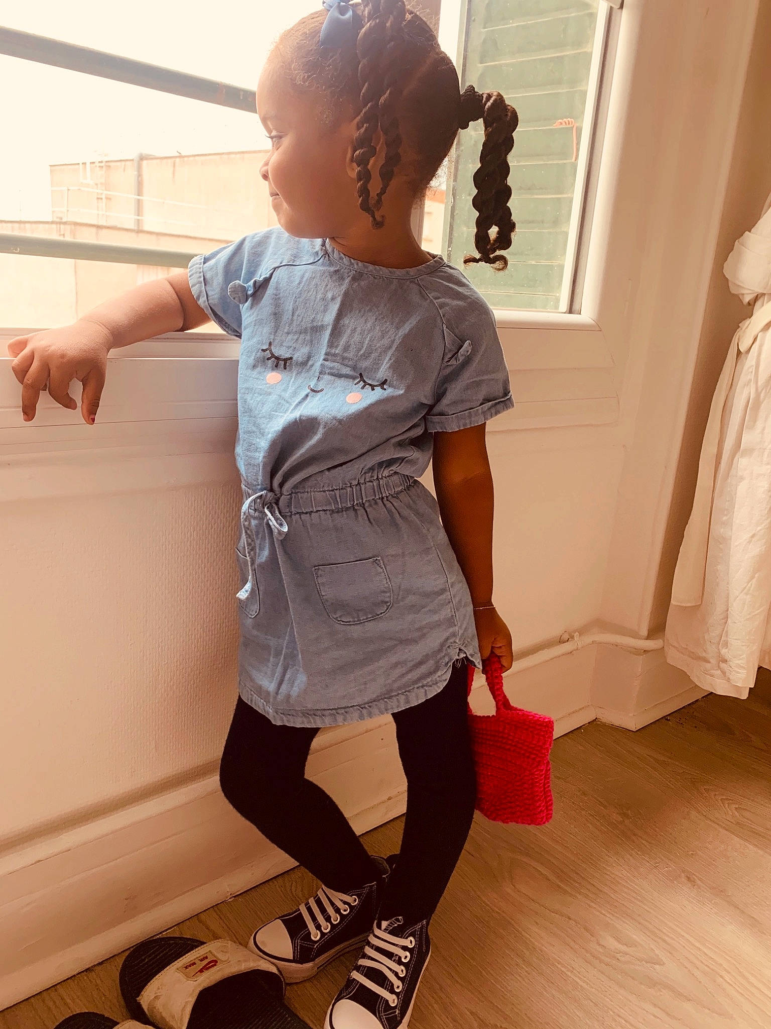 Peyton participe au concours pour gagner de l'argent avec cette photo : active_pants, athletic_shoe, baby_toddler_clothing, child, child_model, floor, flooring, hair_accessory, hip, human_leg, joint, laminate_flooring, outdoor_shoe, person, shoulder, sock, standing, sweatpant, toddler, walking_shoe