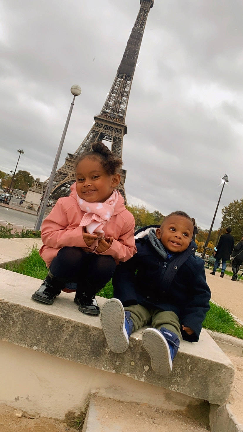 Peyton a rejoint le concours — aidez-le/la à gagner de superbes lots ! baby, baby_toddler_clothing, child, finger, foot, jacket, joy, leg, mammal, outdoor_shoe, person, pole, shoe, sitting, sky, spire, street_light, swing, toddler, tower