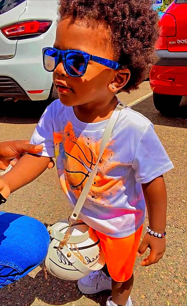 Lucas a rejoint le concours — aidez-le/la à gagner de superbes lots ! automotive_design, automotive_exterior, automotive_lighting, automotive_tire, blue, car, child, cool, eyewear, glasses, goggles, hairstyle, happy, orange, person, shorts, sunglasses, tire, vehicle_door, vision_care