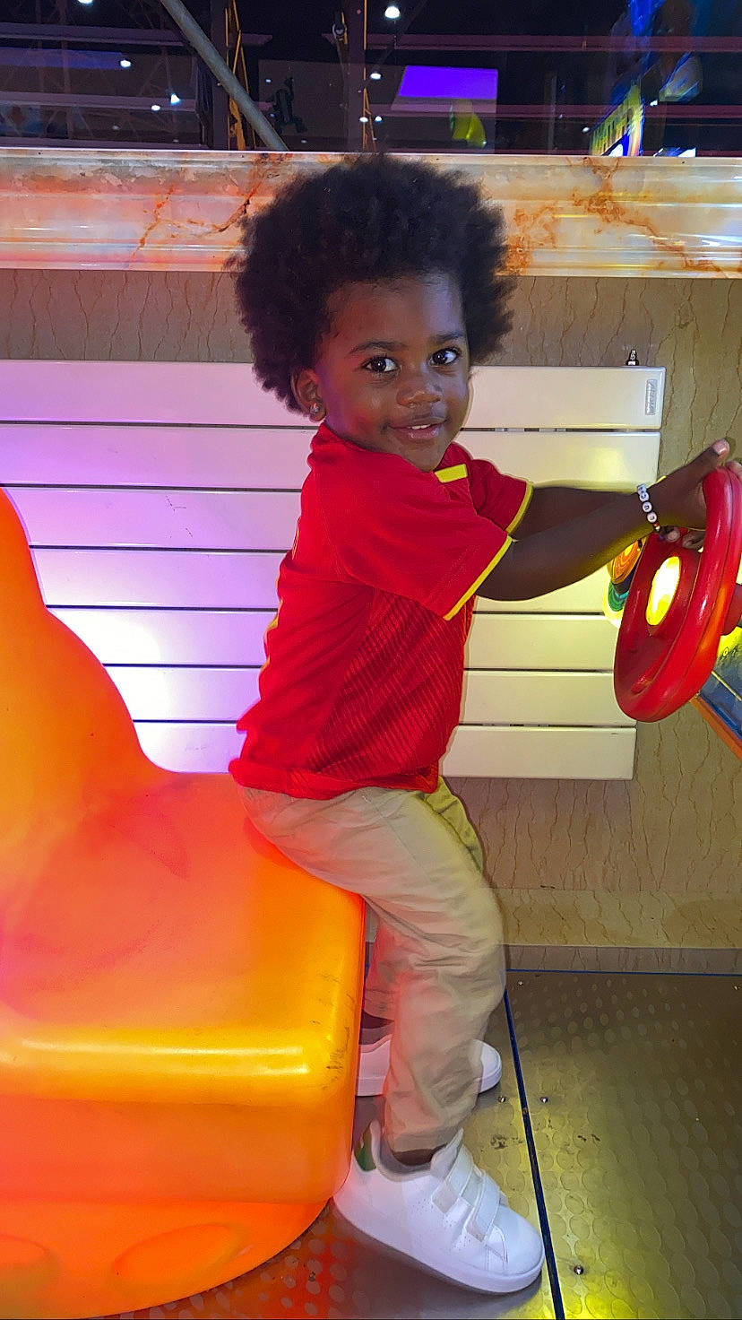 Lucas participe au concours pour gagner de l'argent avec cette photo : automotive_design, bumper, child, electric_blue, fun, happy, human_leg, joy, leisure, magenta, motor_vehicle, outdoor_play_equipment, person, play, playground_slide, recreation, sitting, smile, thigh, tints_and_shades