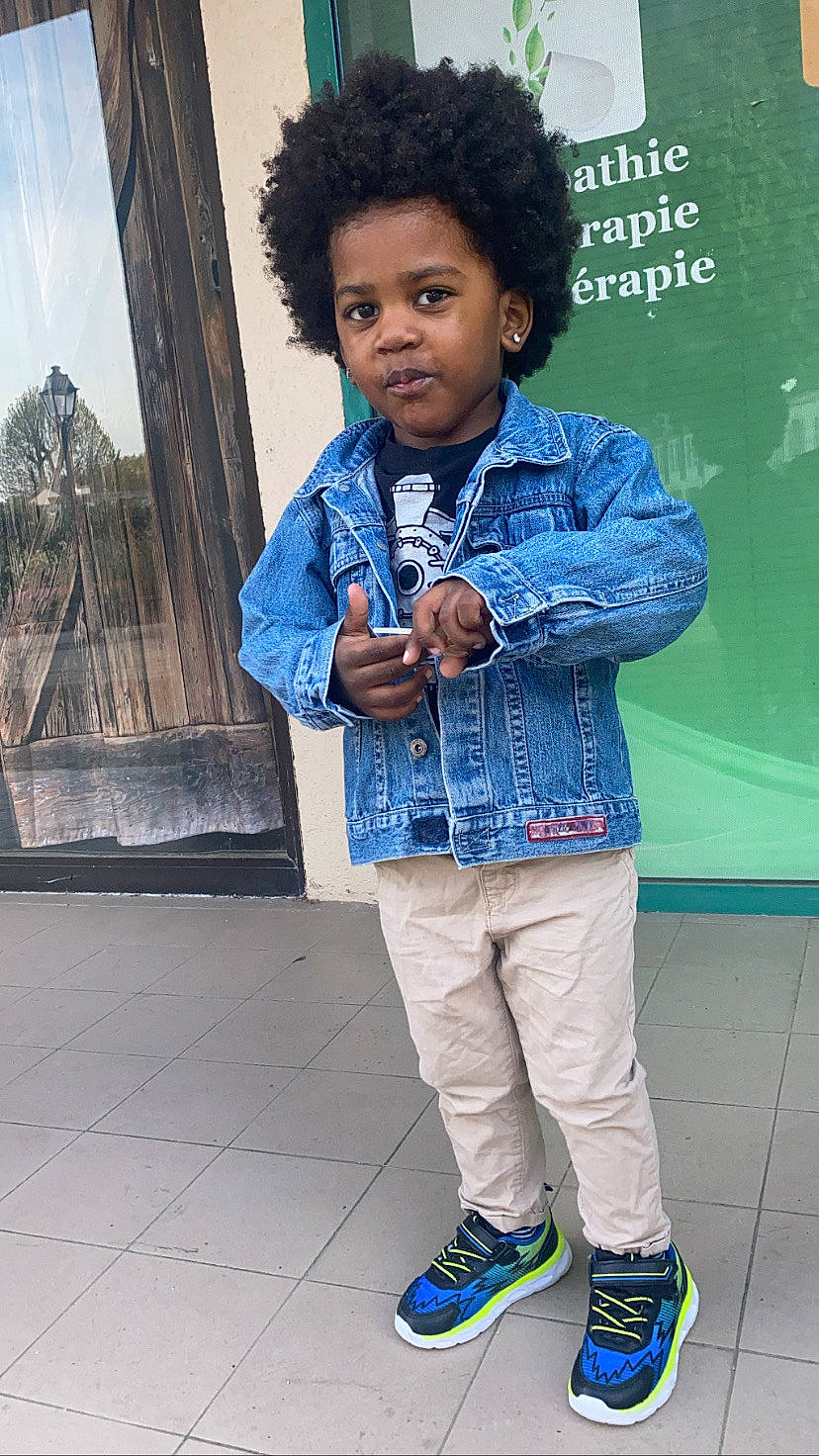 Lucas a rejoint le concours — aidez-le/la à gagner de superbes lots ! afro, black, black_hair, child, cool, denim, electric_blue, face, fashion, fashion_design, fun, handwriting, happy, jewellery, jheri_curl, leisure, person, portrait_photography, ringlet, street