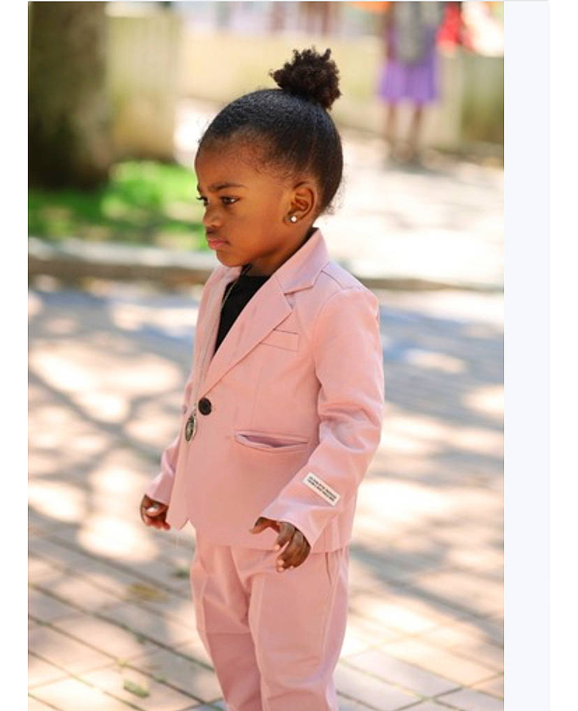 Lucas a rejoint le concours — aidez-le/la à gagner de superbes lots ! beauty, blazer, button, coat, collar, dress_shirt, formal_wear, gesture, hair, happy, jacket, jewellery, long_hair, neck, person, sleeve, suit, toddler, uniform, waist