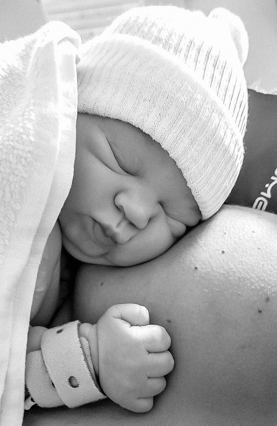 Emma a rejoint le concours — aidez-le/la à gagner de superbes lots ! arm, baby, baby_sleeping, black, child, close_up, comfort, face, finger, gesture, hand, happy, linens, monochrome, monochrome_photography, person, photograph, skin, thumb, toddler