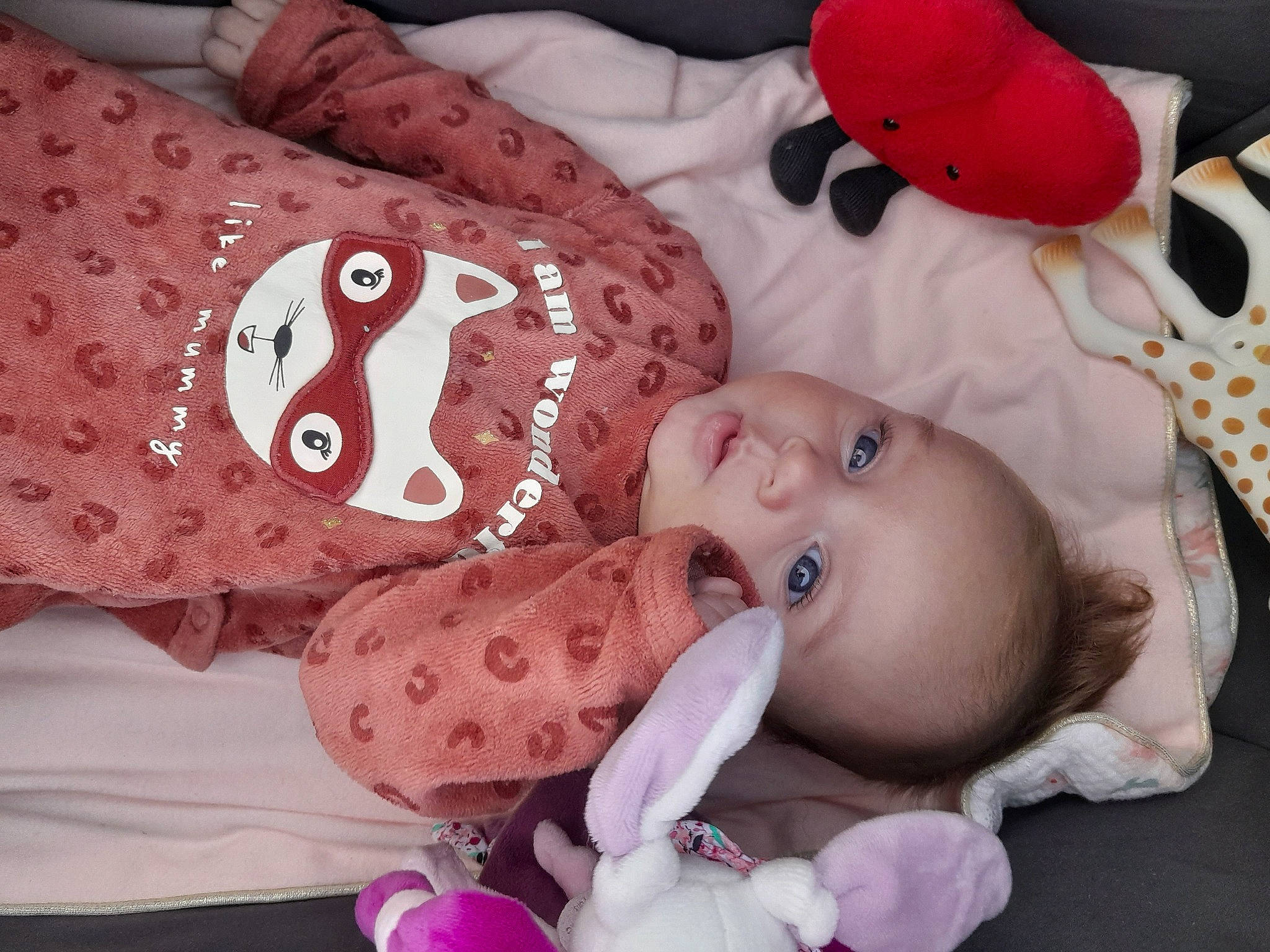 Emma a rejoint le concours — aidez-le/la à gagner de superbes lots ! baby, baby_products, baby_sleeping, baby_toddler_clothing, carmine, cheek, child, comfort, linens, mammal, pattern, person, pink, product, red, room, skin, sleeve, textile, toddler