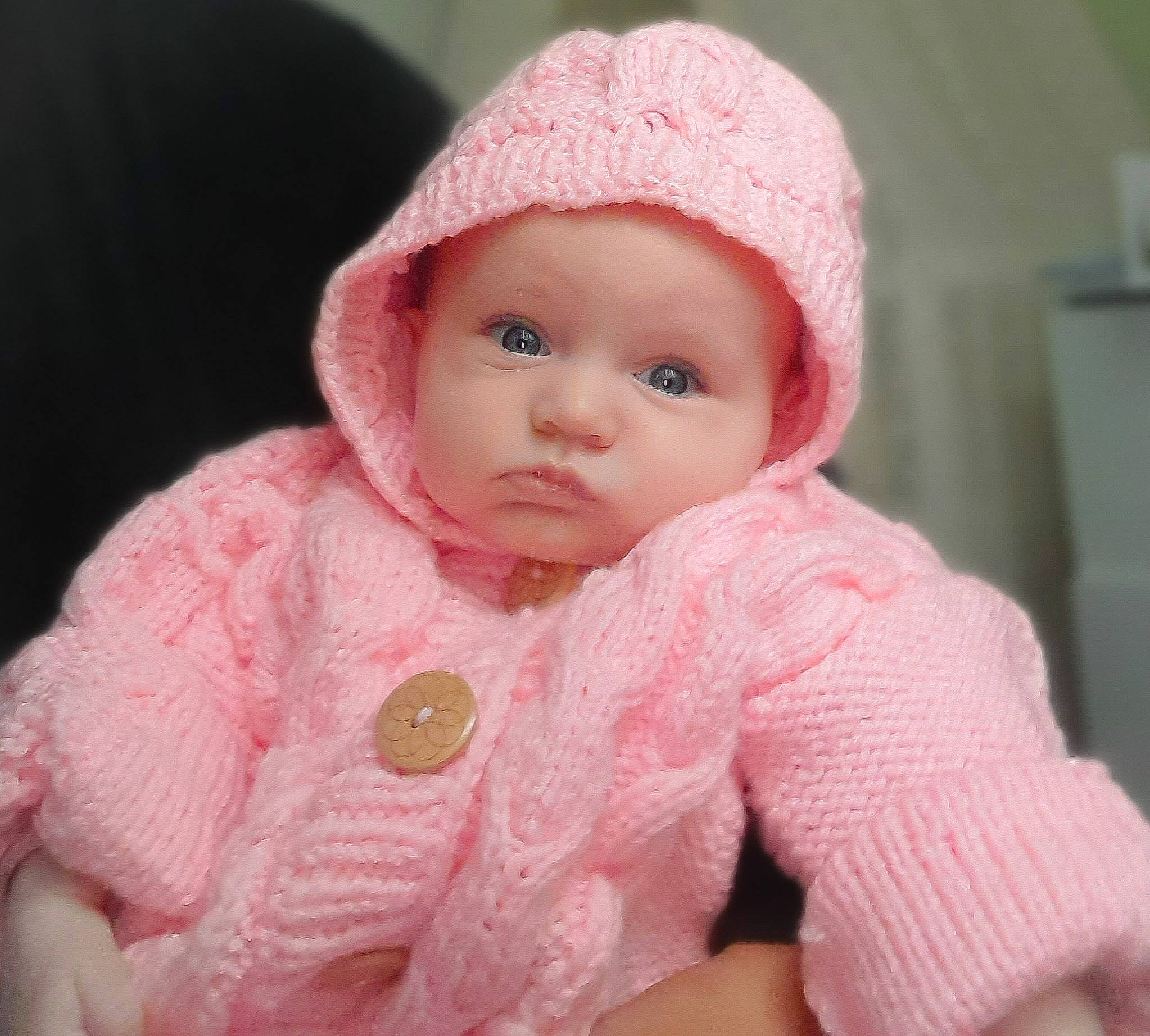 Emma participe au concours pour gagner de l'argent avec cette photo : baby, baby_toddler_clothing, cap, cheek, collar, dress, eye, eyebrow, face, head, headwear, iris, knit_cap, lip, nose, person, pink, skin, sleeve, textile